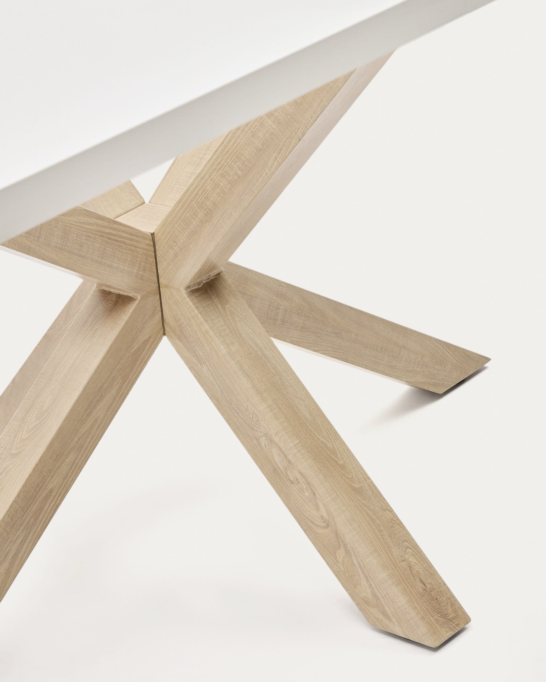 Erleben Sie den stilvollen Tisch Argo von Kave Home: Weiße Melamin-Oberfläche, stabile Stahlbeine in Holzoptik, perfekt für Ihr Esszimmer.