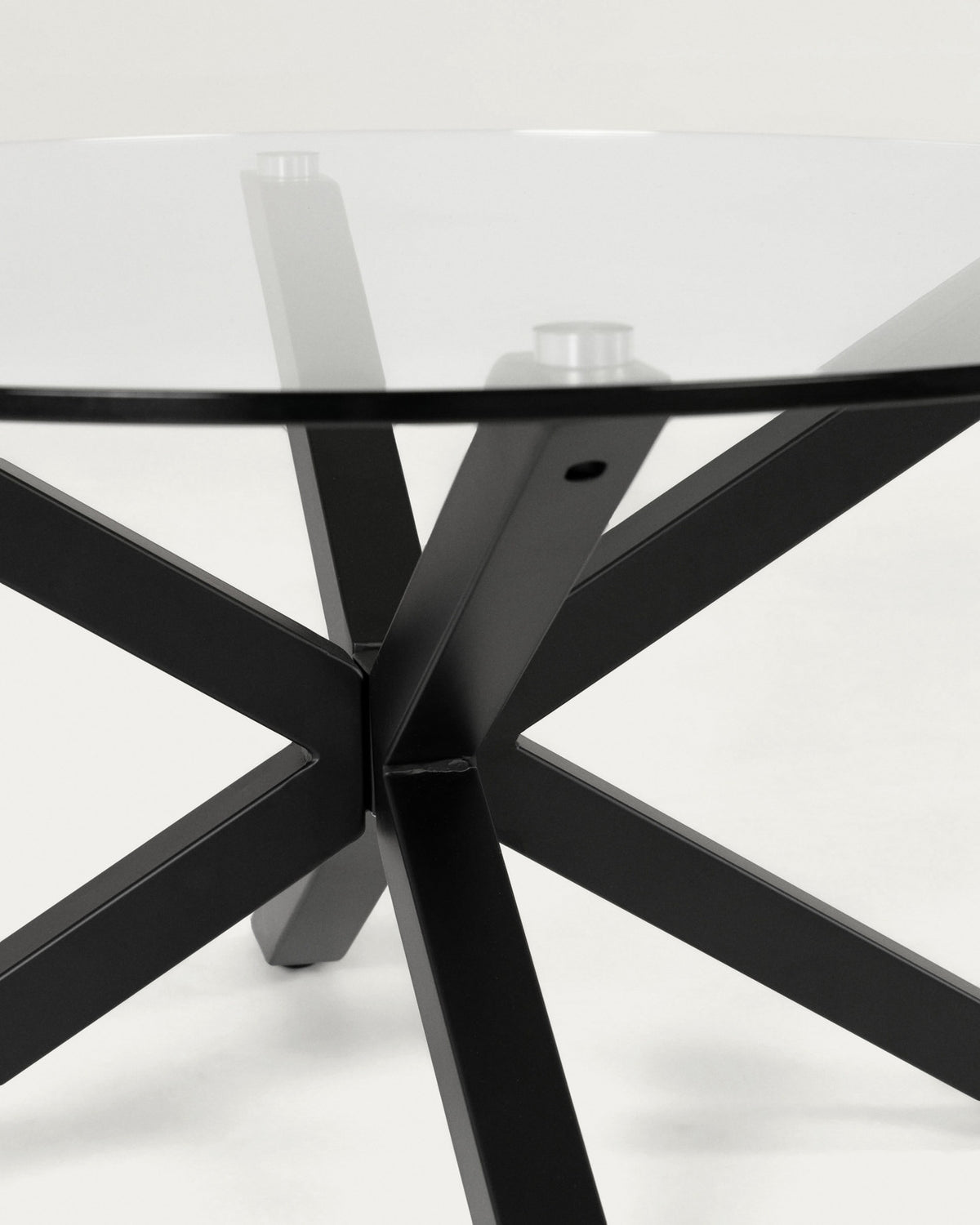 Argo runder Tisch aus Glas und Stahlbeine mit schwarzem Finish Ø 119 cm in Transparent, Schwarz präsentiert im Onlineshop von KAQTU Design AG. Esstisch ist von Kave Home