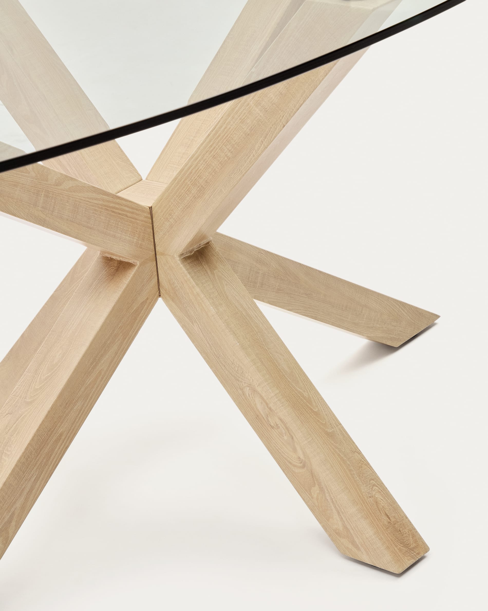 Ovaler Tisch Argo von Kave Home, Ø 200 x 100 cm, mit stilvoller Glasoberfläche und robusten Stahlbeinen in Holzoptik – ideal für gesellige Runden.