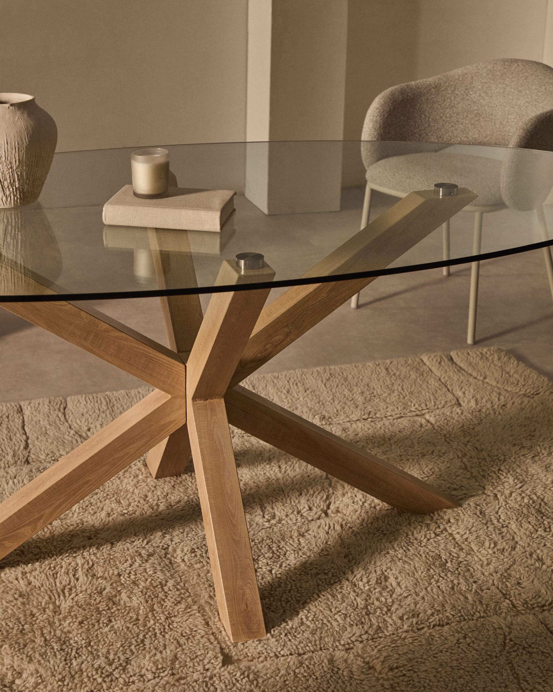 Moderner ovaler Tisch Argo mit Glasplatte und stilvollen Stahlbeinen in Holzoptik, Masse 200 x 100 cm, von Kave Home.