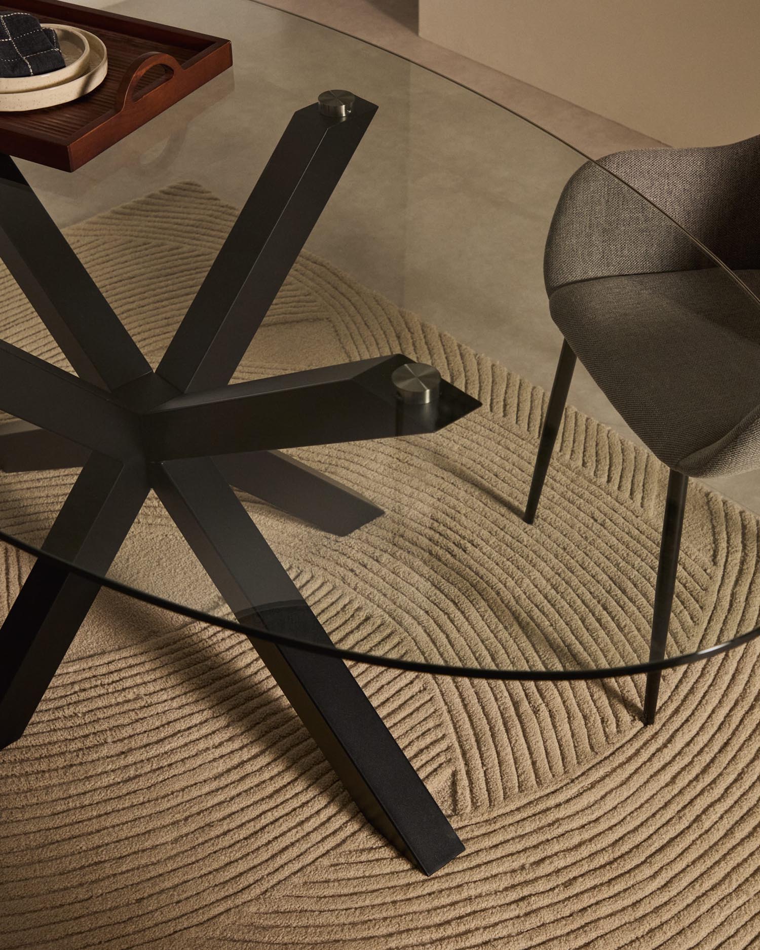 Moderner ovaler Tisch Argo mit Glasplatte und schwarzen Stahlbeinen, 200 x 100 cm, perfekt für stilvolle Wohnräume.