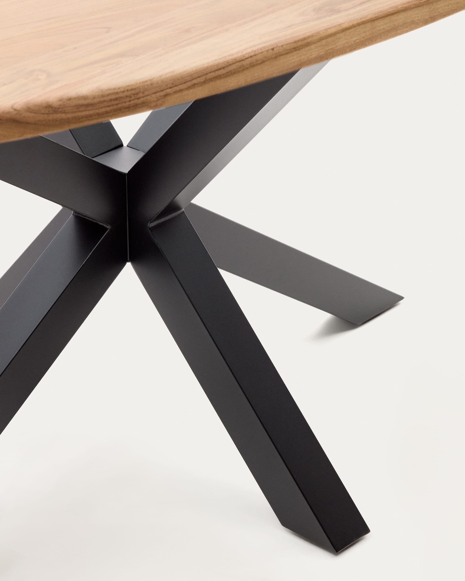 Ovaler Tisch Argo aus robustem Akazienholz und eleganten Stahlbeinen, ideal für stilvolle Essbereiche und gesellige Anlässe.