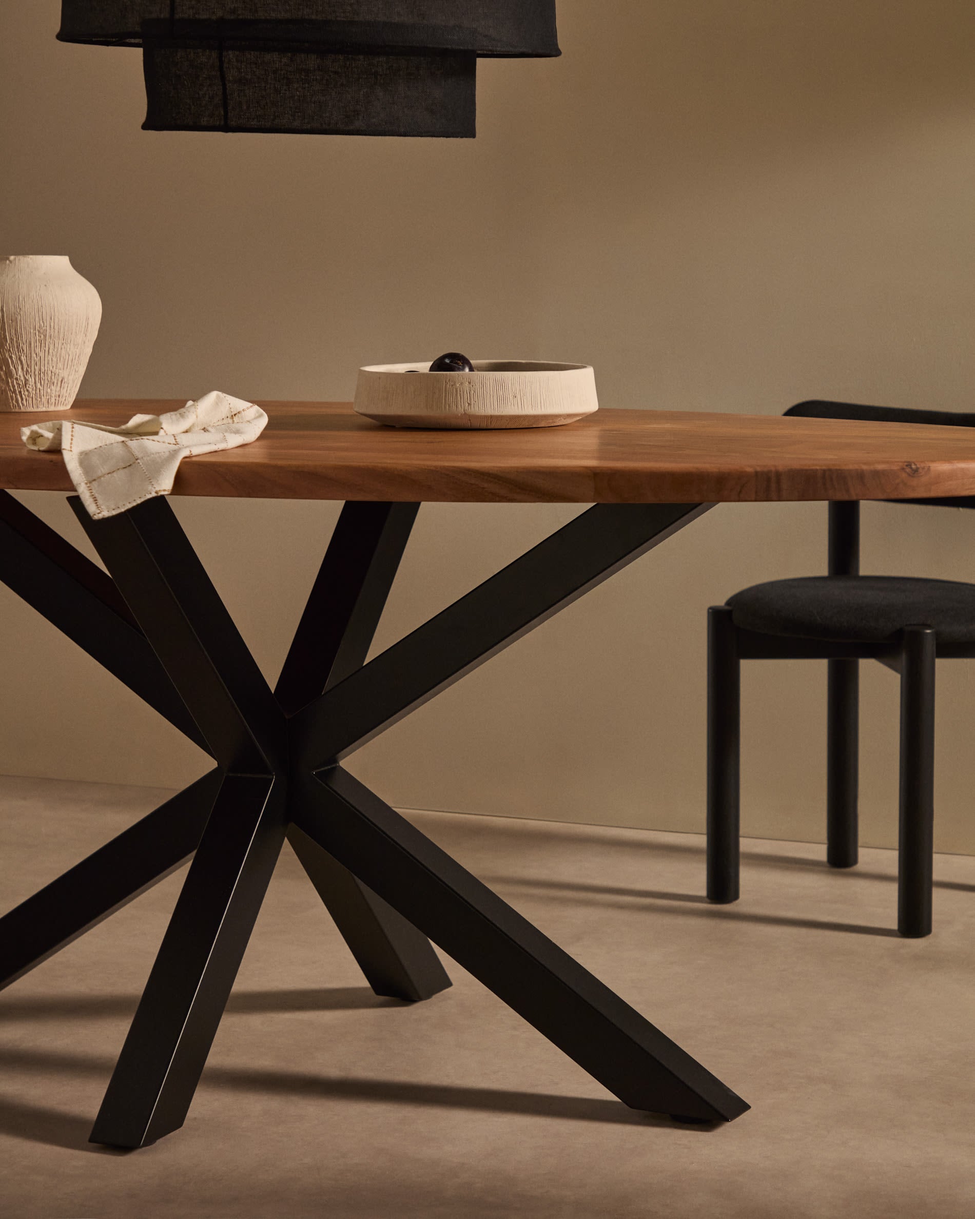 Ovaler Esstisch aus Akazienholz mit schwarzen Stahlbeinen, 200x100 cm, modernes Design, perfekt für stilvolle Wohnräume.