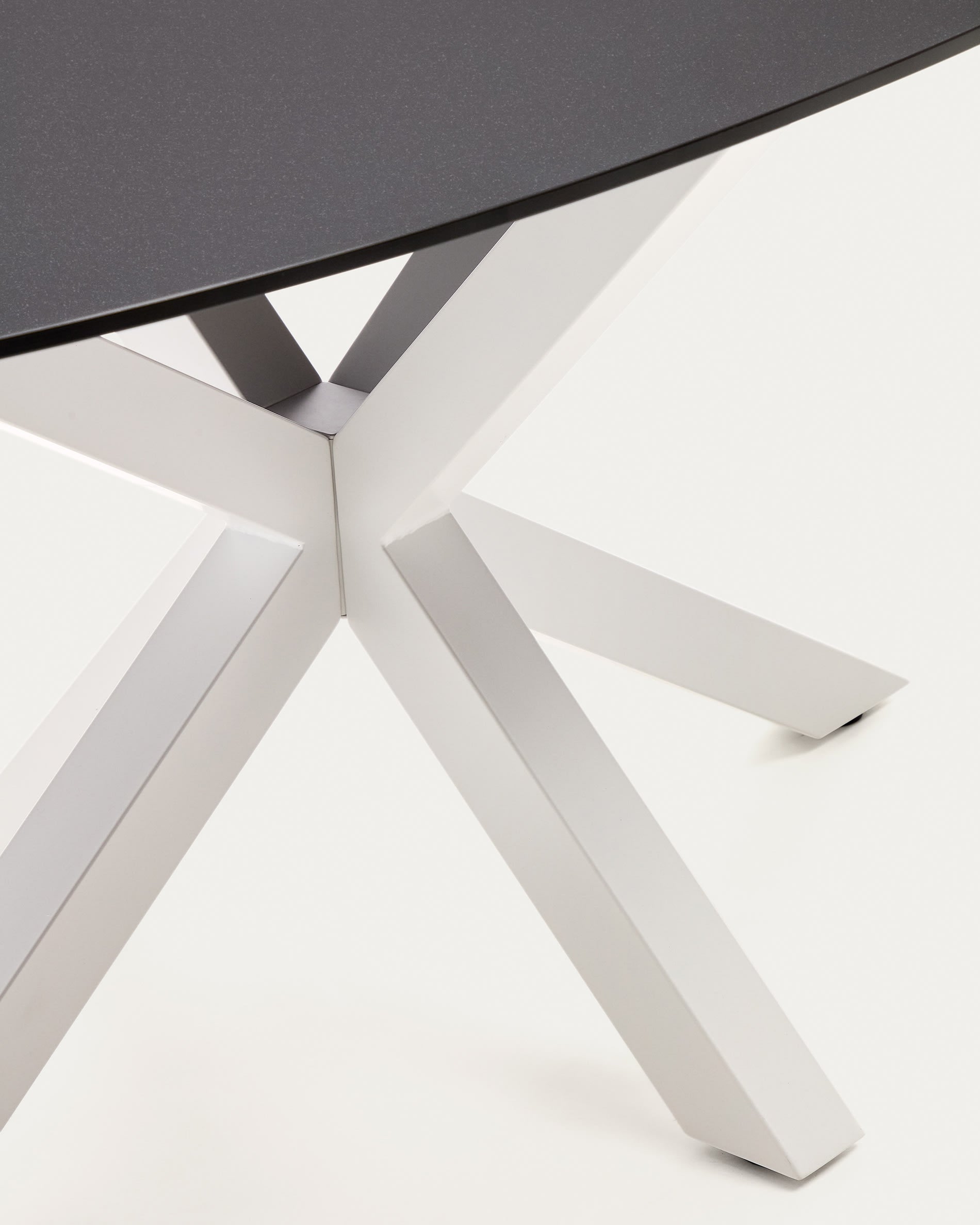 Eleganter ovaler Tisch Argo aus mattschwarzem Glas und weißen Stahlbeinen, ideal für gesellige Zusammenkünfte und stilvolle Einrichtung.