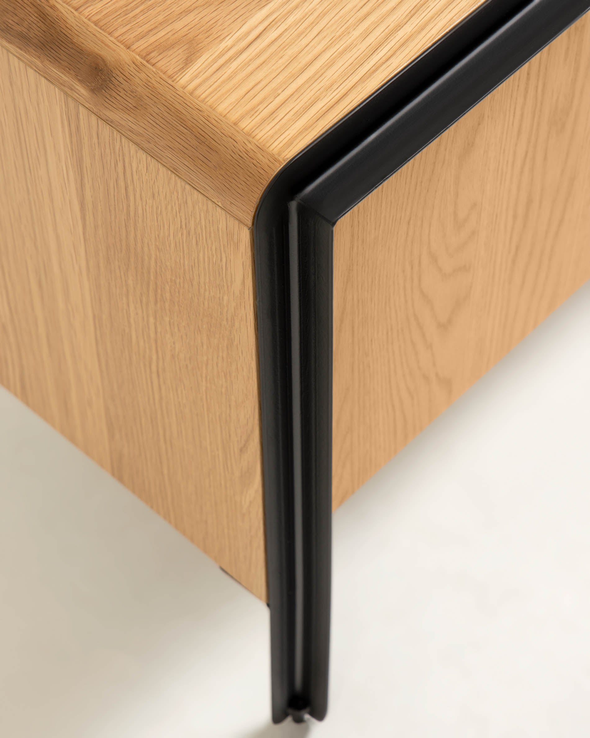Eleganter TV-Schrank Nadyria aus Eichenfurnier und robustem Stahl in Schwarz, ideal für zeitgemäße Wohnkonzepte, Maße 180 x 50 cm.