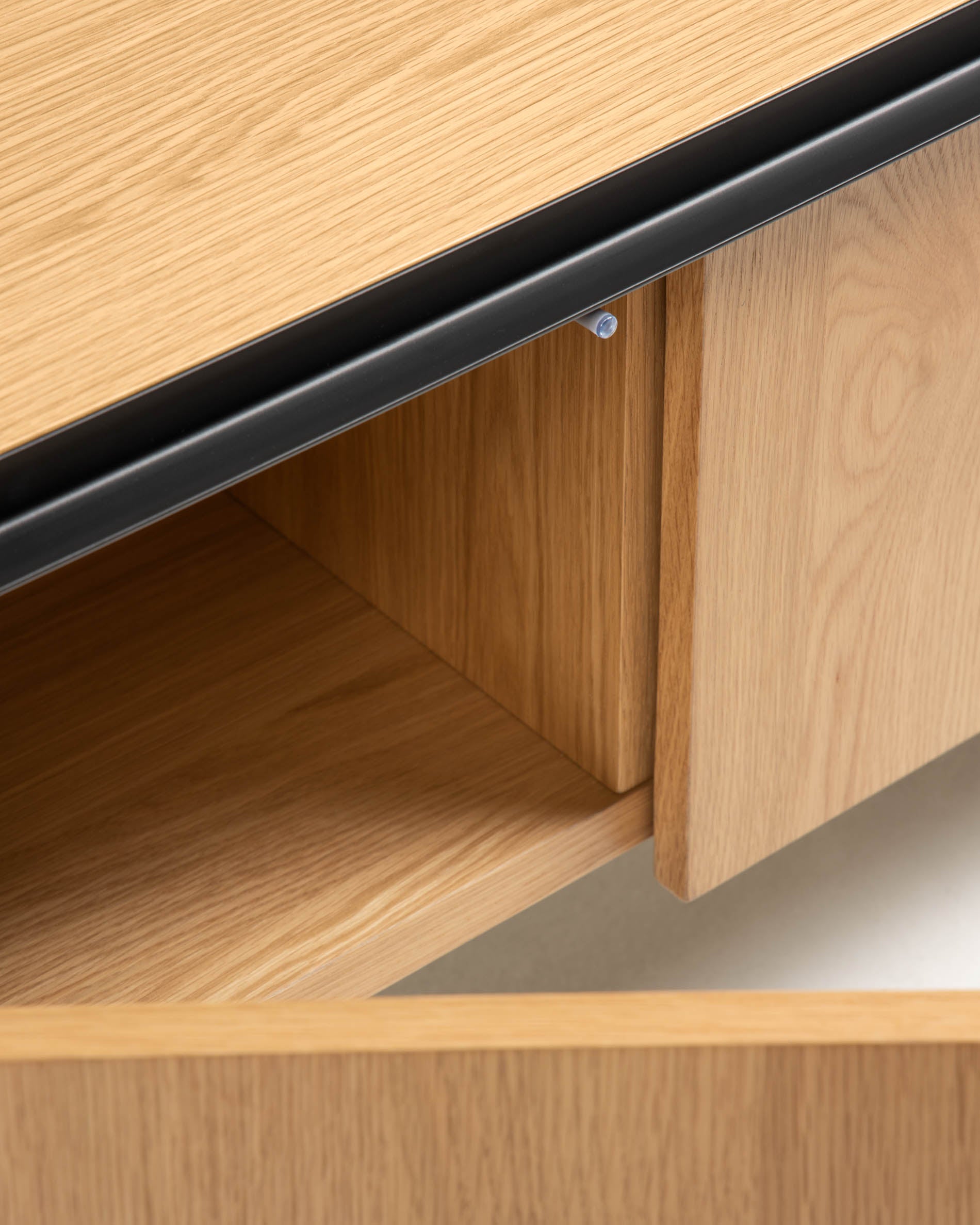 Moderner TV-Schrank Nadyria mit drei Türen aus Eichenfurnier und schwarzem Stahl, perfekt für stilvolle Wohnräume, Maße 180 x 50 cm.