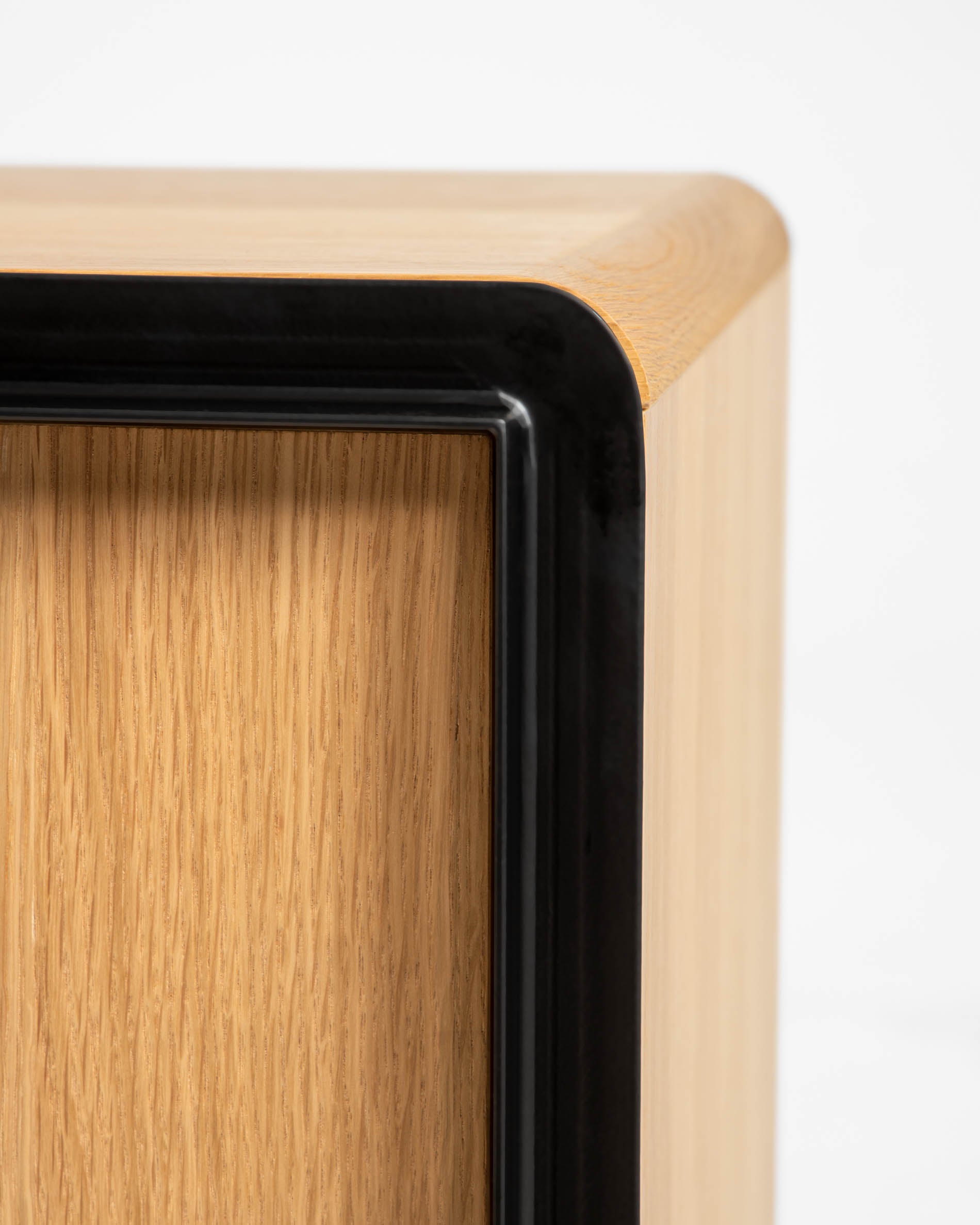 Eleganter TV-Schrank Nadyria aus Eichenfurnier und robustem Stahl in Schwarz, ideal für zeitgemäße Wohnkonzepte, Maße 180 x 50 cm.