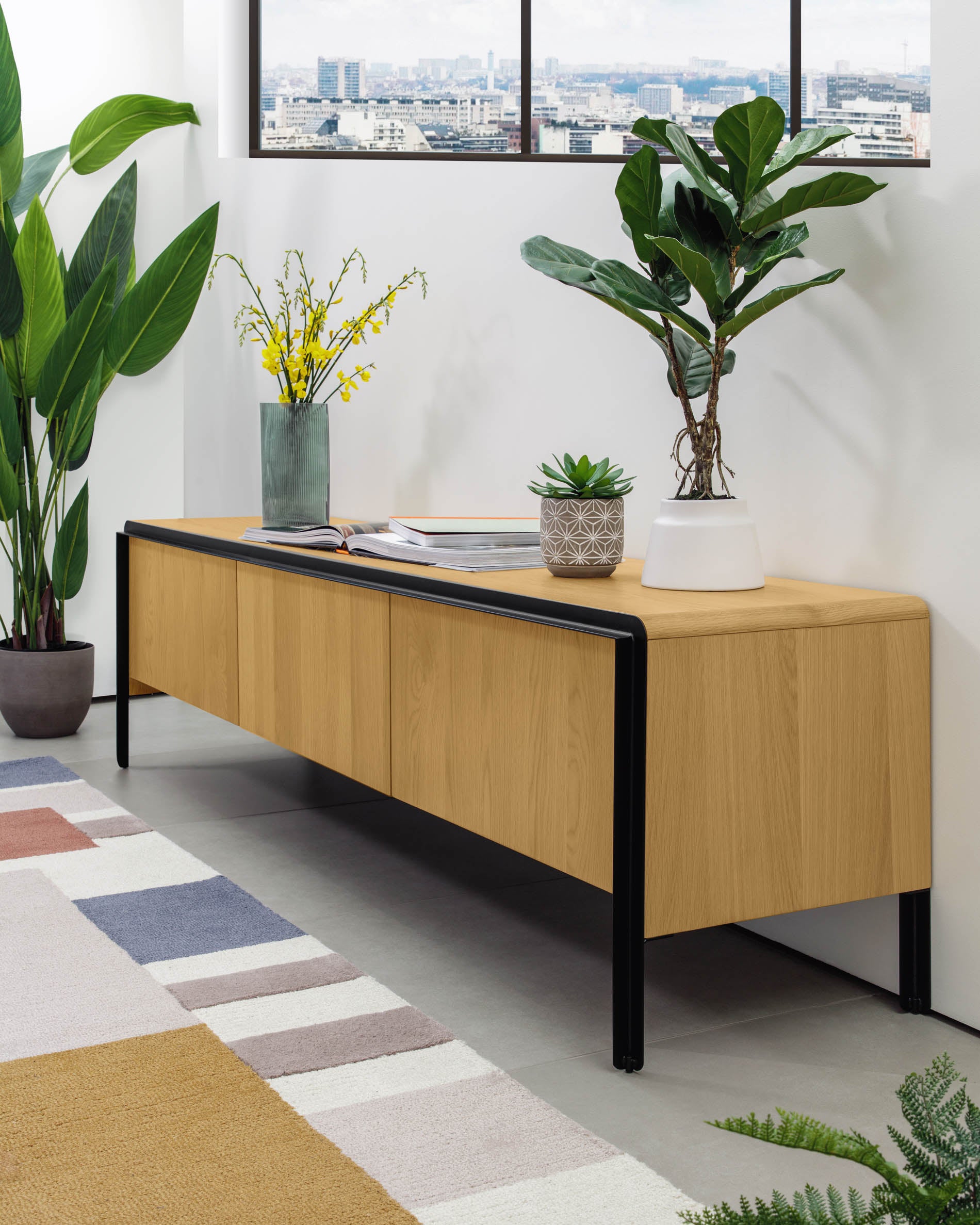 Eleganter Nadyria TV-Schrank mit 3 Türen aus Eichenfurnier und schwarzem Stahl, ideal für modernes Wohndesign, 180 x 50 cm.