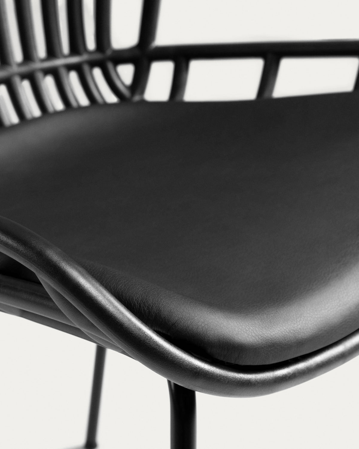 Surpik Stuhl mit Stahlbeinen in Schwarz in Schwarz präsentiert im Onlineshop von KAQTU Design AG. Stuhl ist von Kave Home