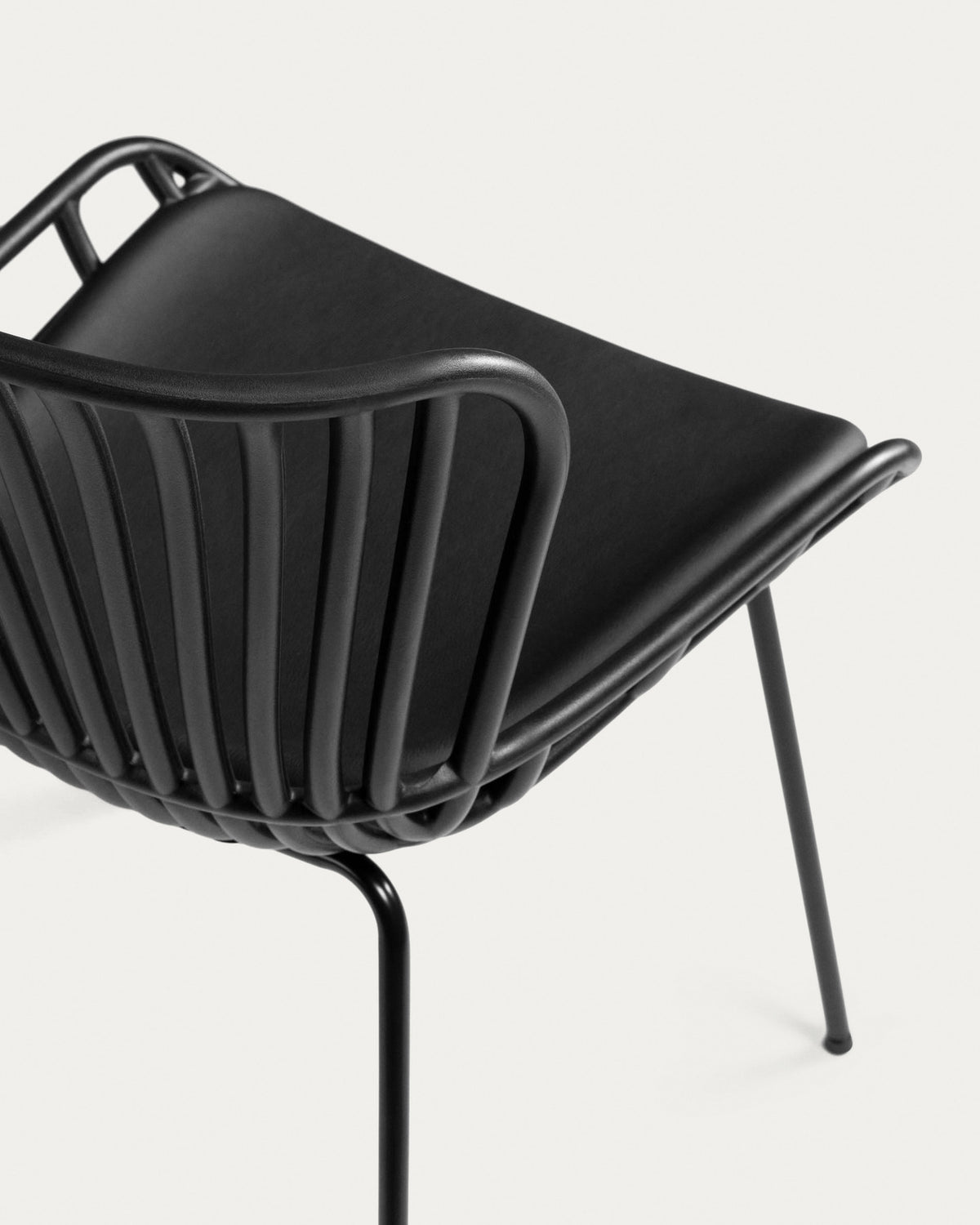 Surpik Stuhl mit Stahlbeinen in Schwarz in Schwarz präsentiert im Onlineshop von KAQTU Design AG. Stuhl ist von Kave Home