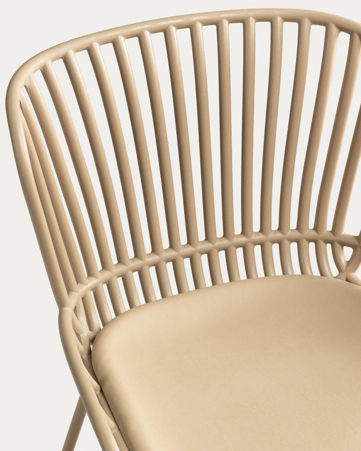 Surpik Stuhl mit Stahlbeinen in Beige in Beige präsentiert im Onlineshop von KAQTU Design AG. Stuhl ist von Kave Home