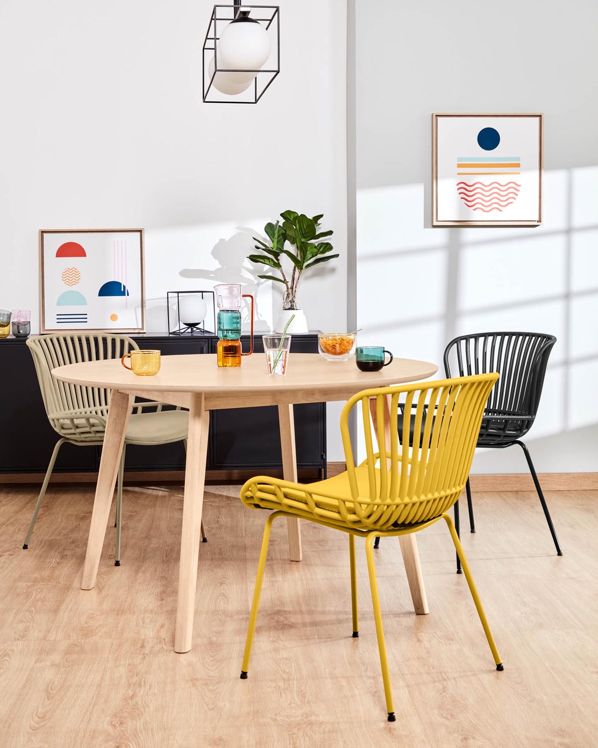 Moderner Surpik Stuhl in Beige mit langlebigen Stahlbeinen von Kave Home.