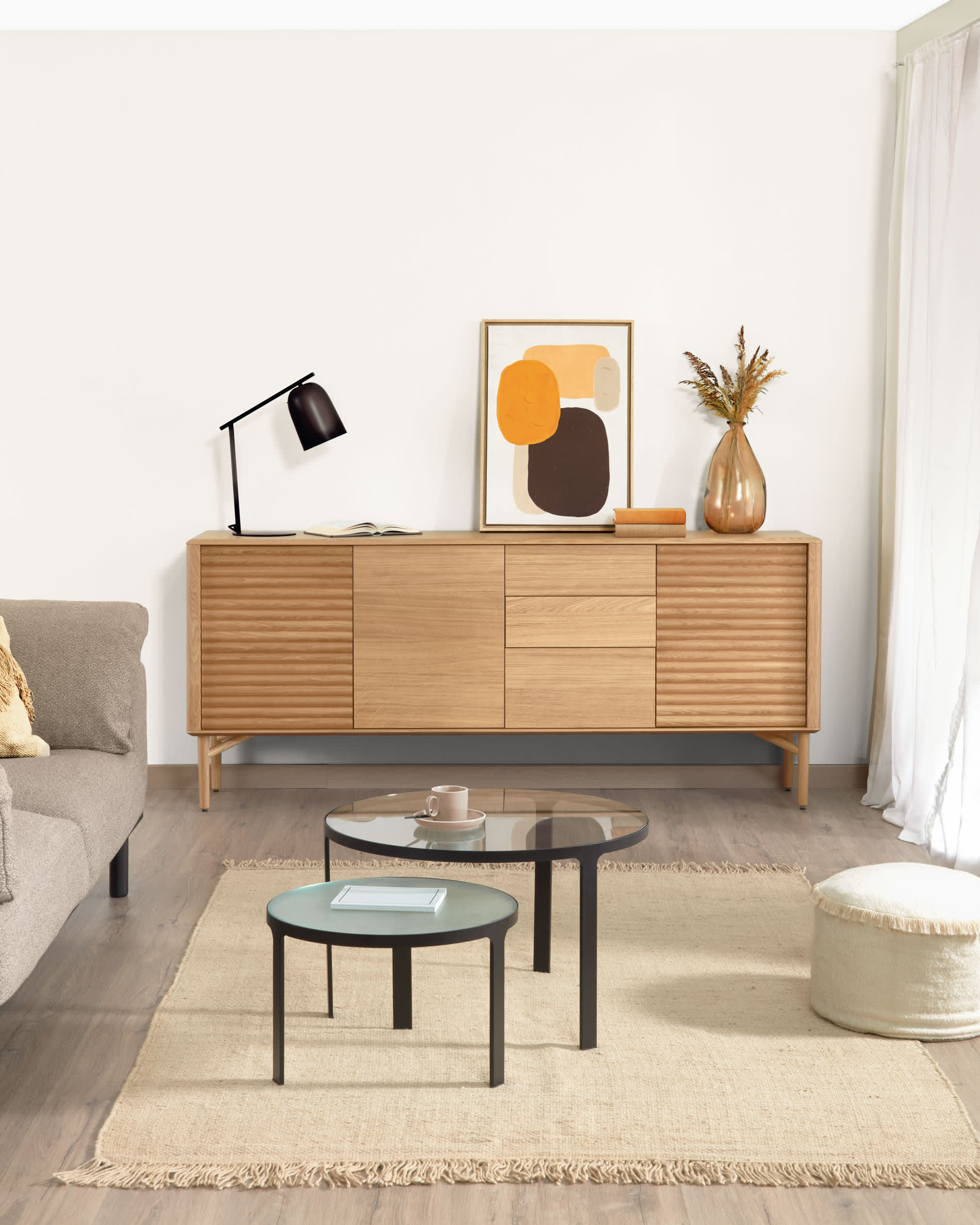 Das Oni Set von Kave Home umfasst zwei stilvolle Beistelltische (Ø 70 cm und Ø 50 cm) mit modernem Design und vielseitiger Nutzung.