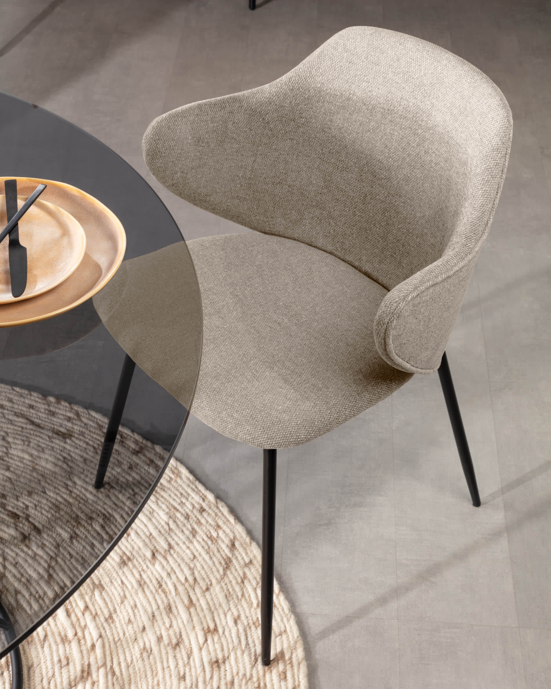 Eleganter runder Tisch mit Glasplatte und schwarzen Stahlbeinen, Ø 120 cm, perfekt für moderne Wohnräume, von Kave Home.