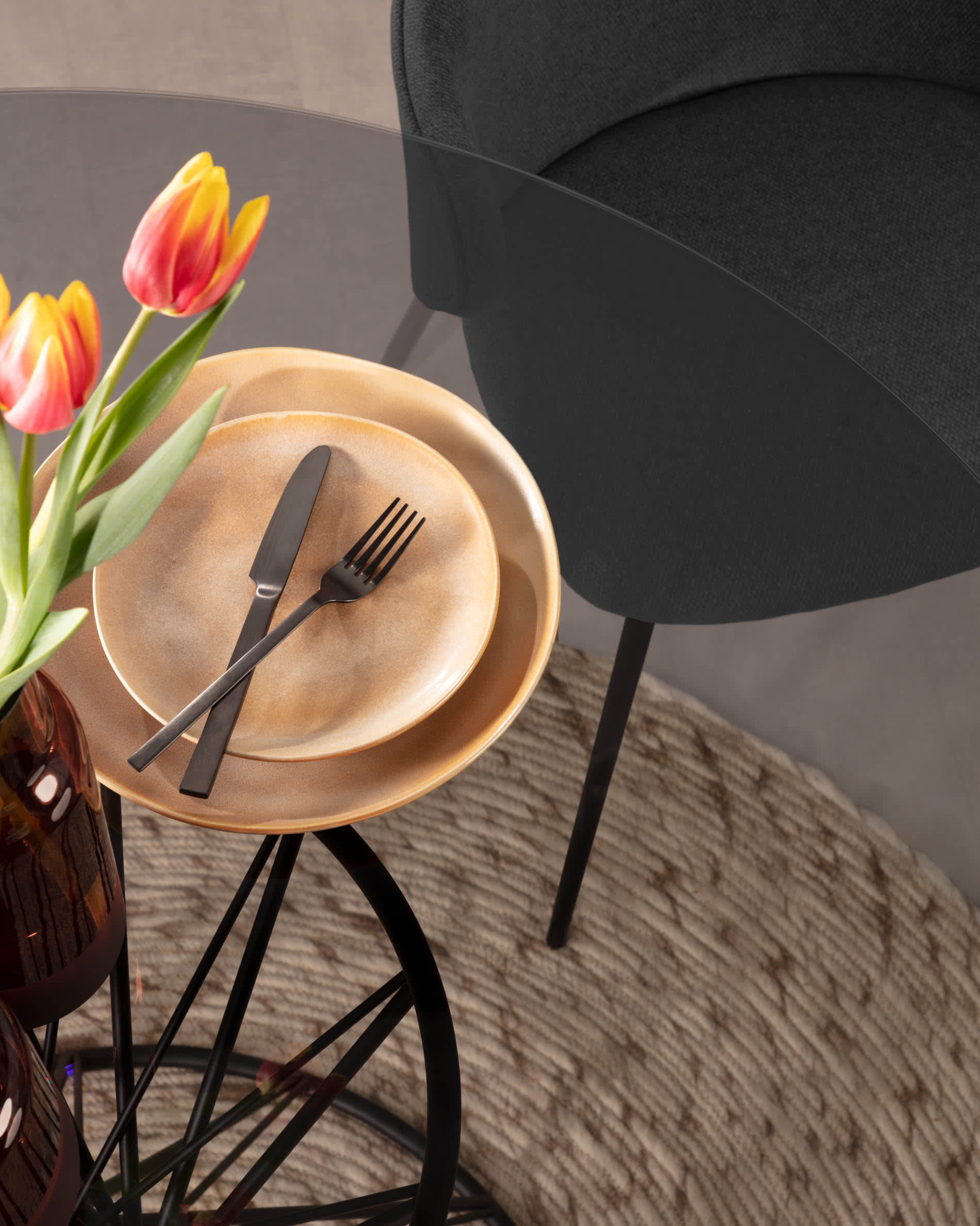 Moderner runder Tisch mit Glasplatte und schwarzen Stahlbeinen, Ø 120 cm, ideal für stilvolle Wohnräume, von Kave Home.