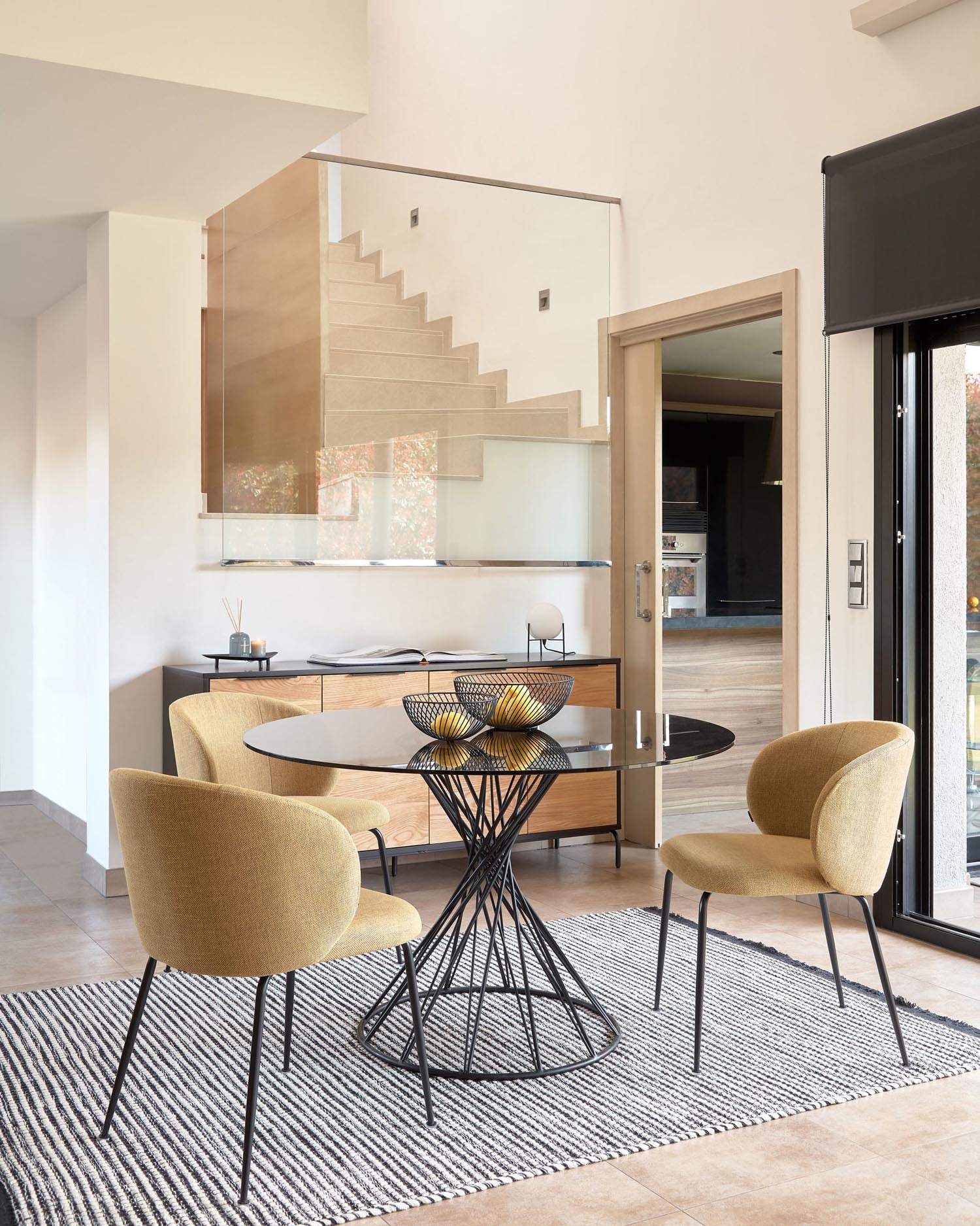 Eleganter runder Tisch mit Glasplatte und schwarzen Stahlbeinen, Ø 120 cm, perfekt für moderne Wohnräume, von Kave Home.