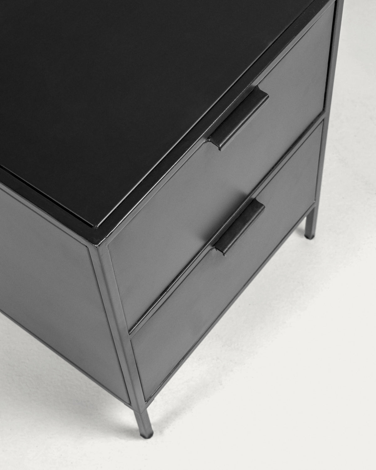 Shantay Nachttisch 40 x 50 cm aus Stahl mit schwarzem Finish in Schwarz präsentiert im Onlineshop von KAQTU Design AG. Nachttisch ist von Kave Home