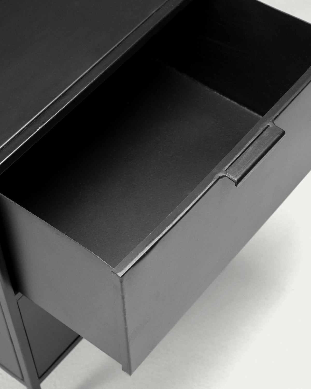 Shantay Nachttisch 40 x 50 cm aus Stahl mit schwarzem Finish in Schwarz präsentiert im Onlineshop von KAQTU Design AG. Nachttisch ist von Kave Home