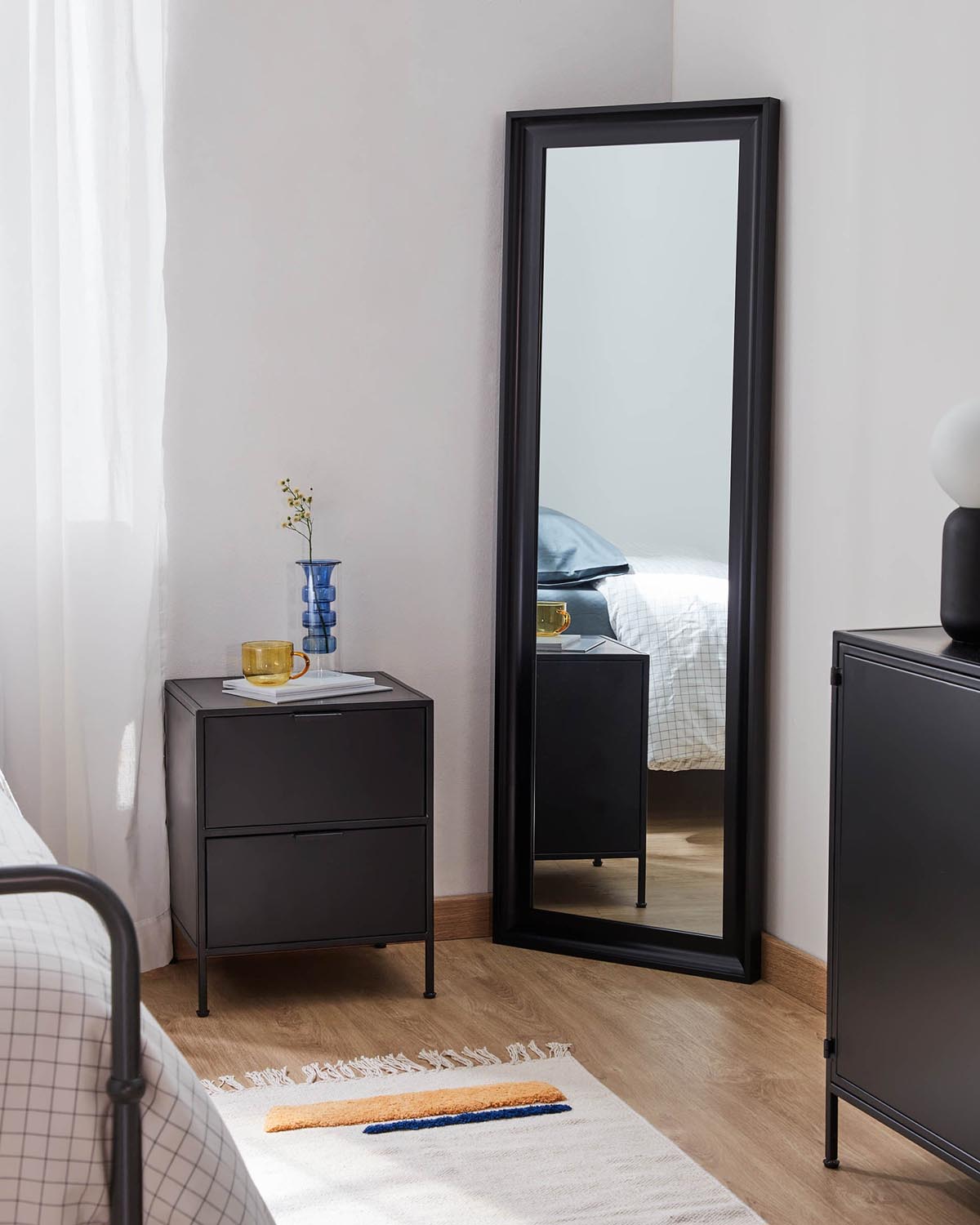 Stilvoller Shantay Nachttisch, 40x50 cm, schwarzer Stahl, Kave Home.