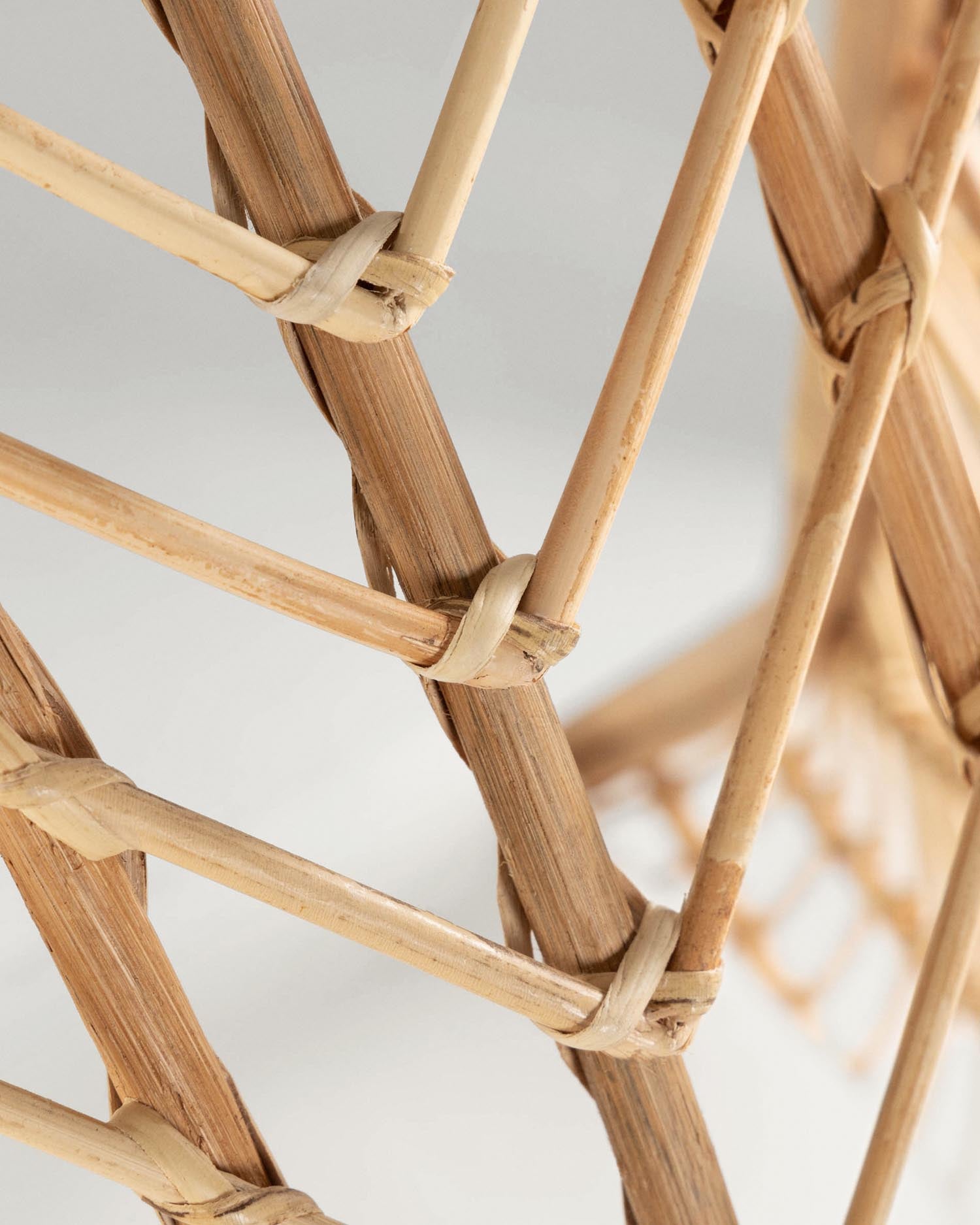 Erleben Sie pure Entspannung im Ekaterina Hängesessel von Kave Home. Aus robustem Rattan gefertigt, perfekt für Ihren überdachten Außenbereich.