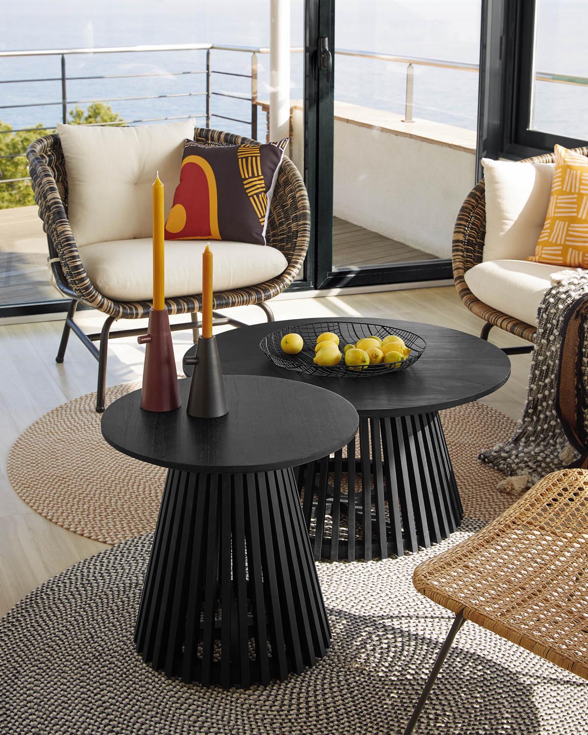 Stilvoller Beistelltisch aus schwarzem Mindiholz, Ø 50 cm, von Kave Home.