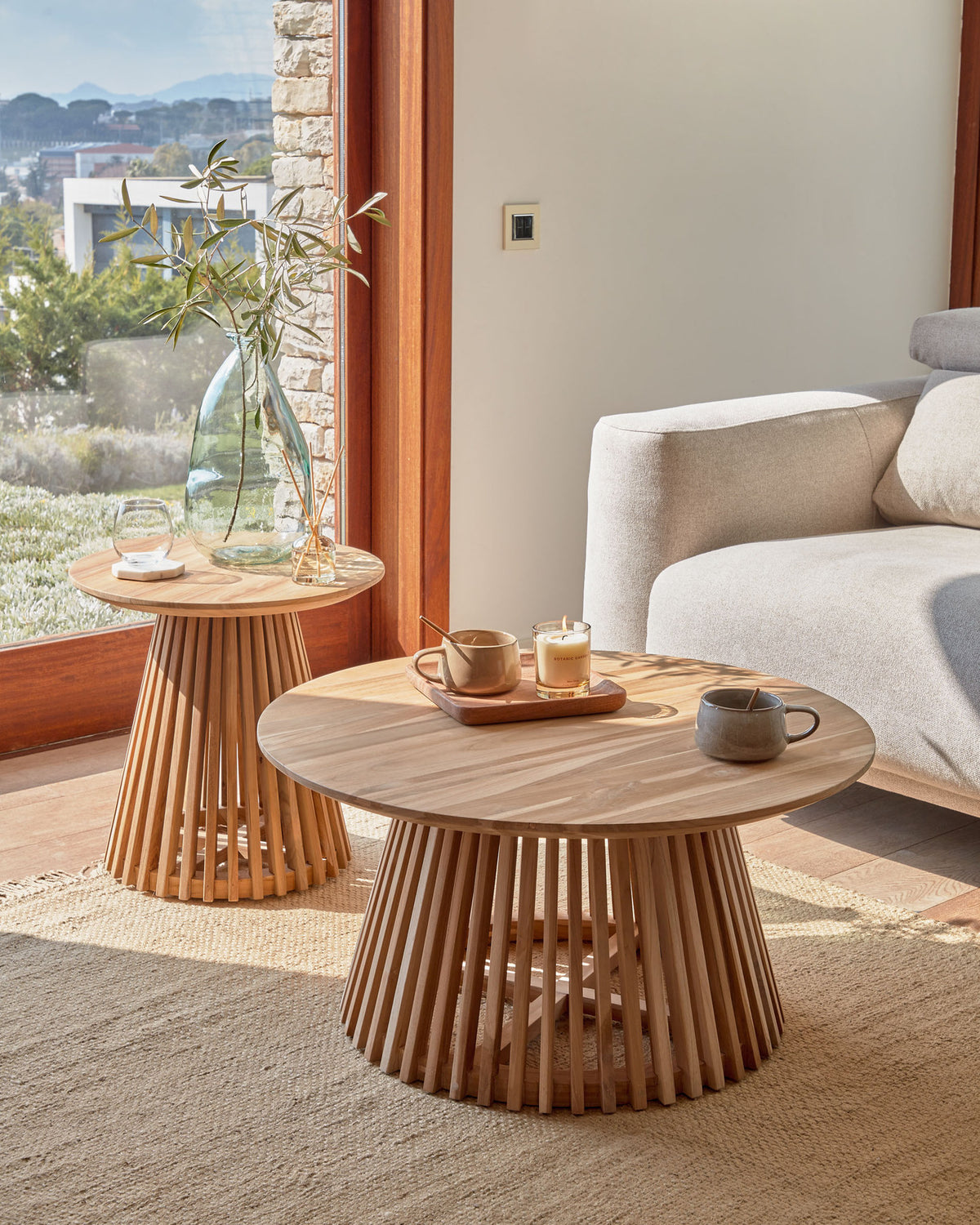 Jeanette Couchtisch aus massivem Teakholz Ø 80 cm in Natur präsentiert im Onlineshop von KAQTU Design AG. Loungetisch ist von Kave Home