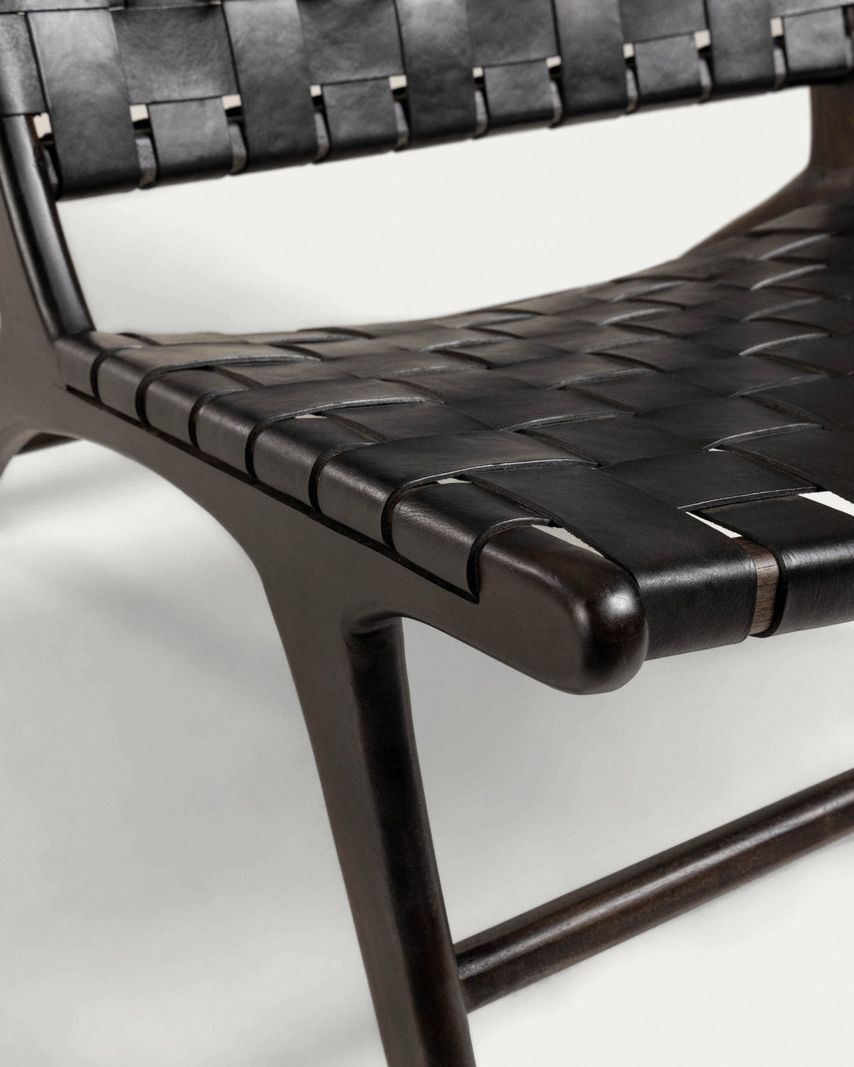 schwarzer Calixta Sessel in Schwarz präsentiert im Onlineshop von KAQTU Design AG. Sessel ist von Kave Home