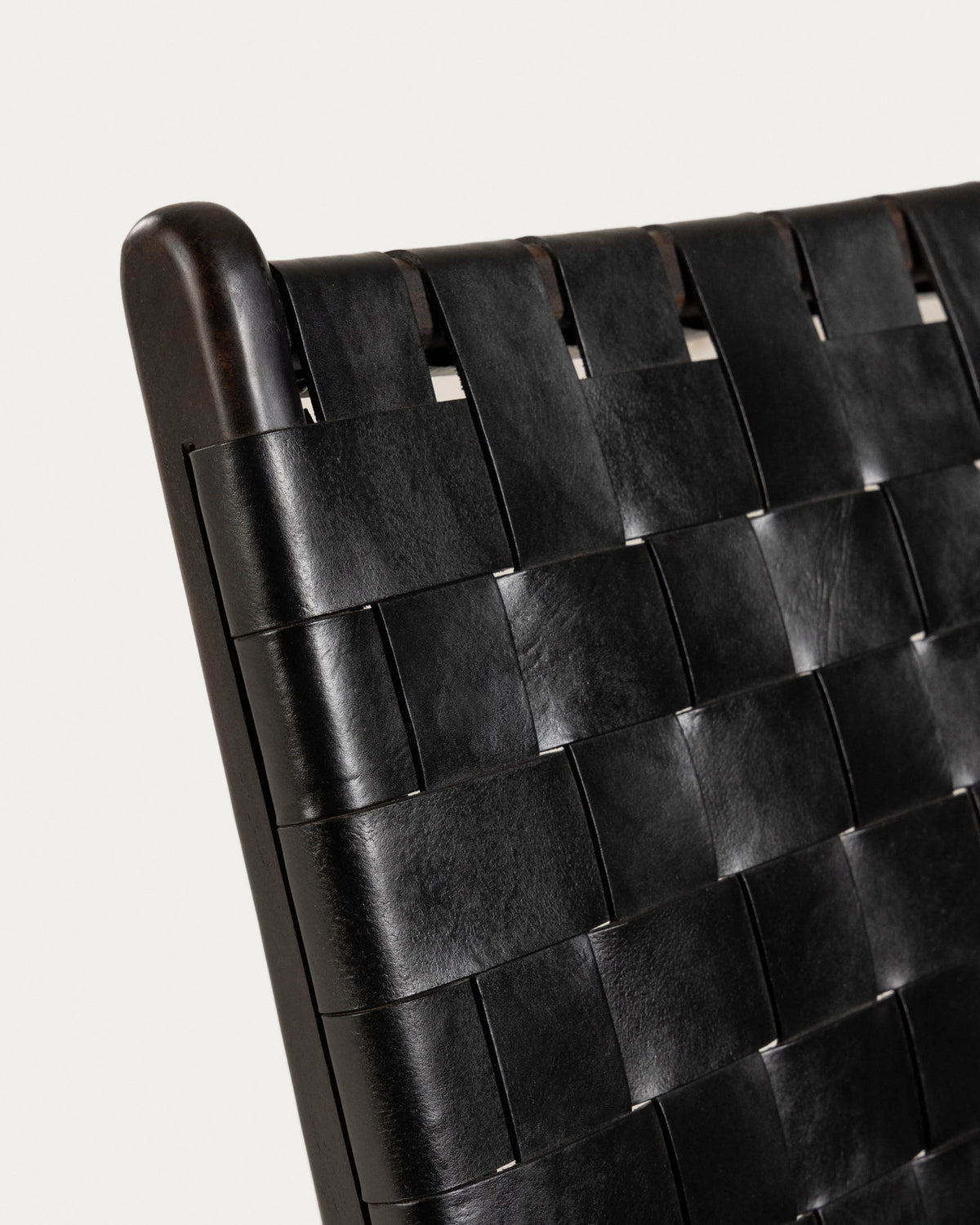 schwarzer Calixta Sessel in Schwarz präsentiert im Onlineshop von KAQTU Design AG. Sessel ist von Kave Home