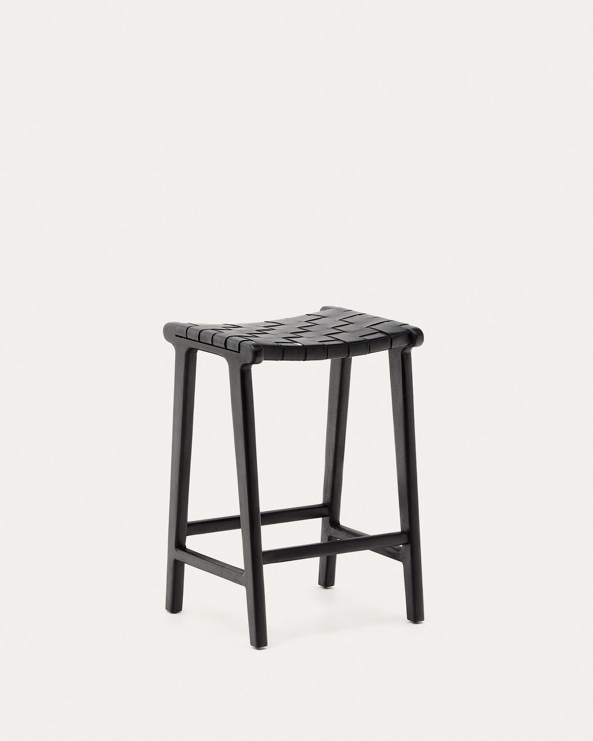 Calixta Hocker aus Leder und massivem Mahagoni mit schwarzem Finish, Höhe 67 cm in Schwarz präsentiert im Onlineshop von KAQTU Design AG. Barstuhl ist von Kave Home