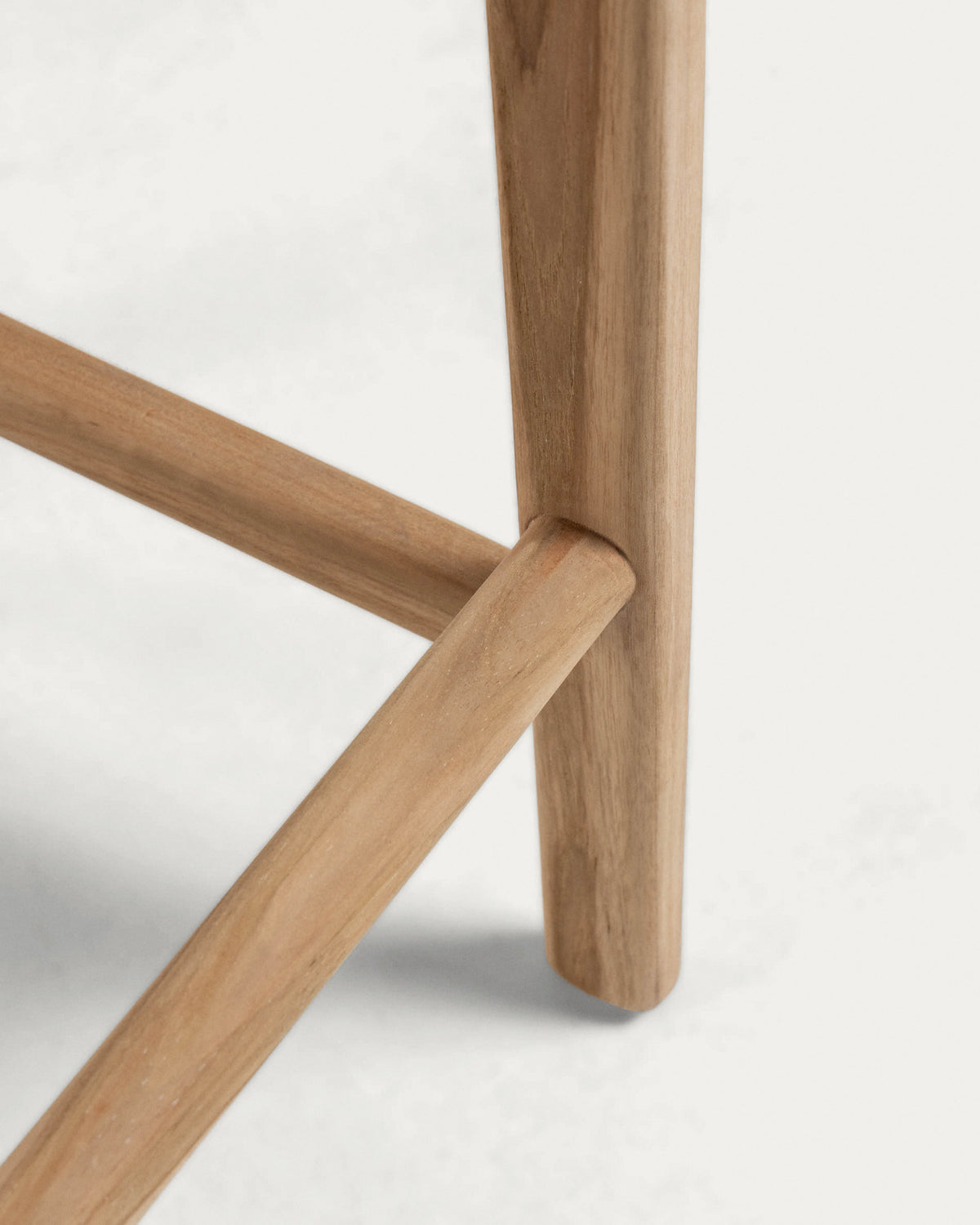 Calixta Hocker aus massivem Teakholz Höhe 67 cm in Natur präsentiert im Onlineshop von KAQTU Design AG. Barhocker ist von Kave Home