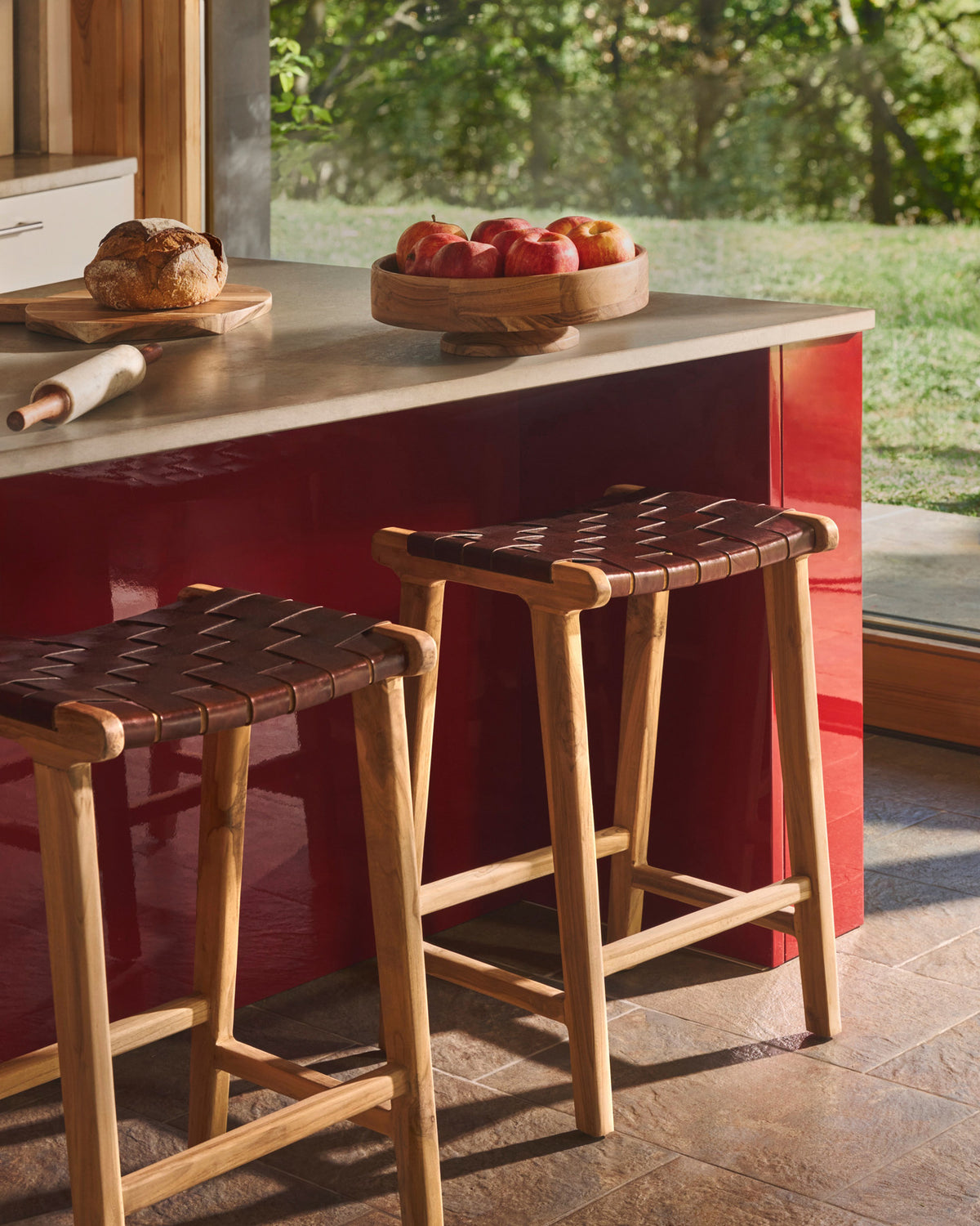 Calixta Hocker aus massivem Teakholz Höhe 67 cm in Natur präsentiert im Onlineshop von KAQTU Design AG. Barhocker ist von Kave Home