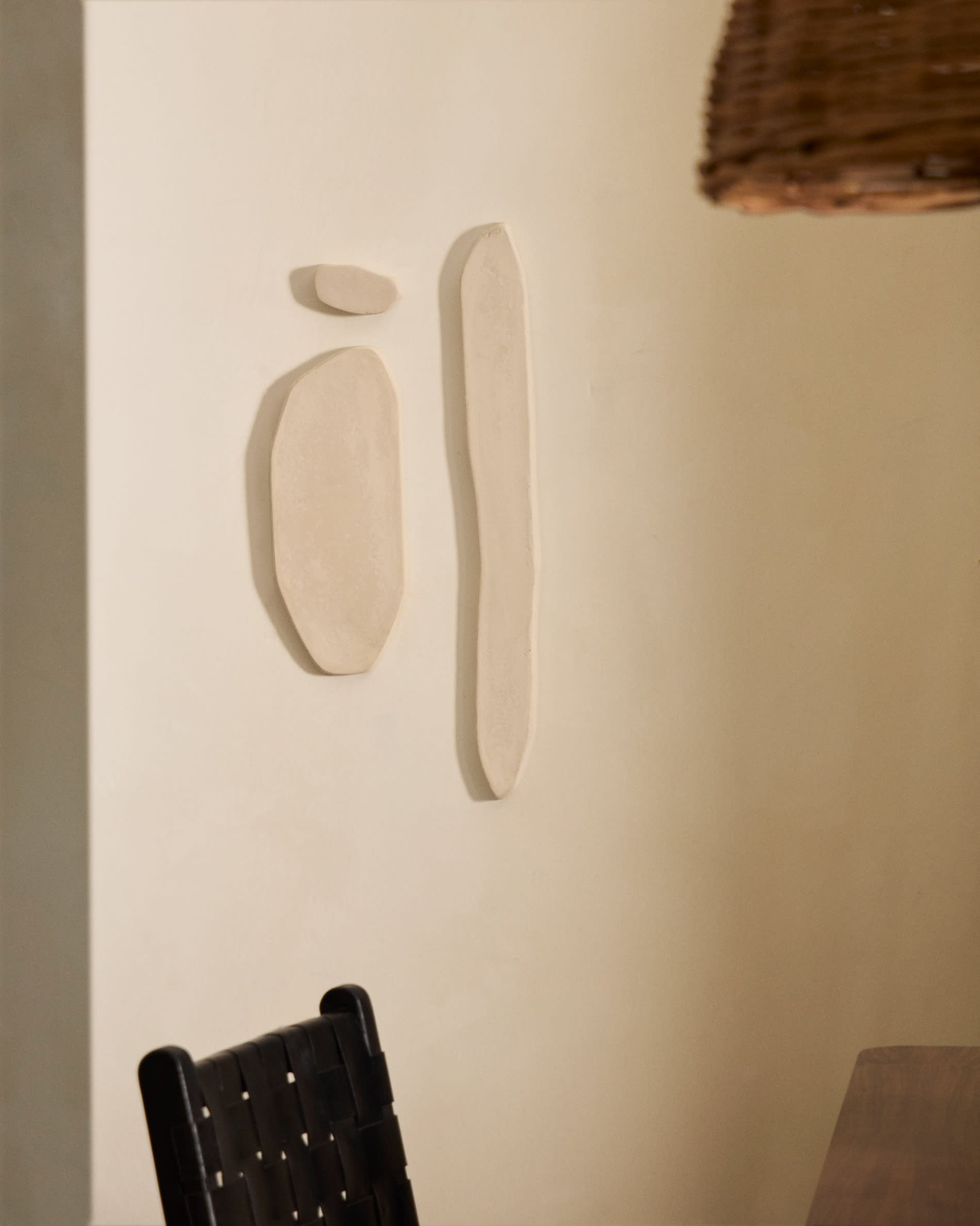 Calixta Stuhl von Kave Home: Hochwertiger Lederstuhl aus robustem Mahagoni, vereint zeitlose Eleganz mit modernem Design für Ihr Zuhause.