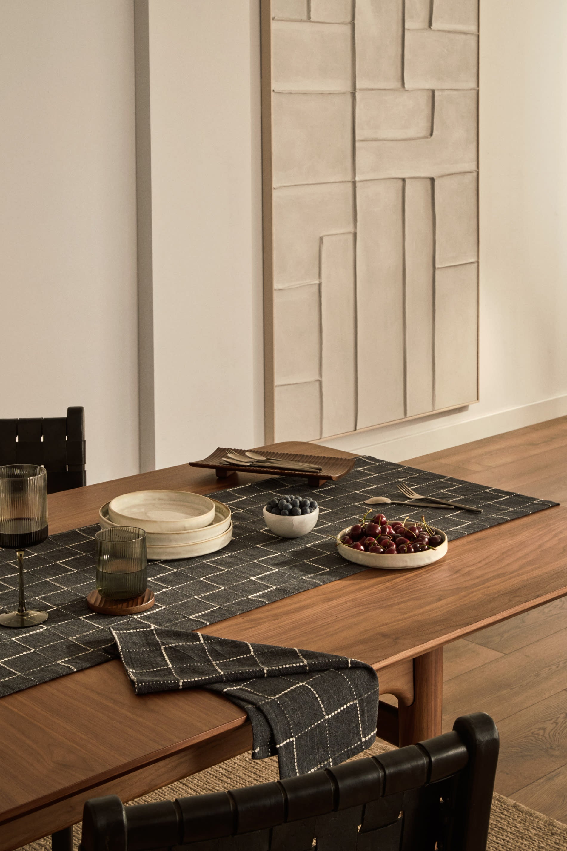 Calixta Stuhl von Kave Home: Hochwertiger Lederstuhl aus robustem Mahagoni mit elegantem schwarzem Finish, perfekt für stilvolle Wohnräume.