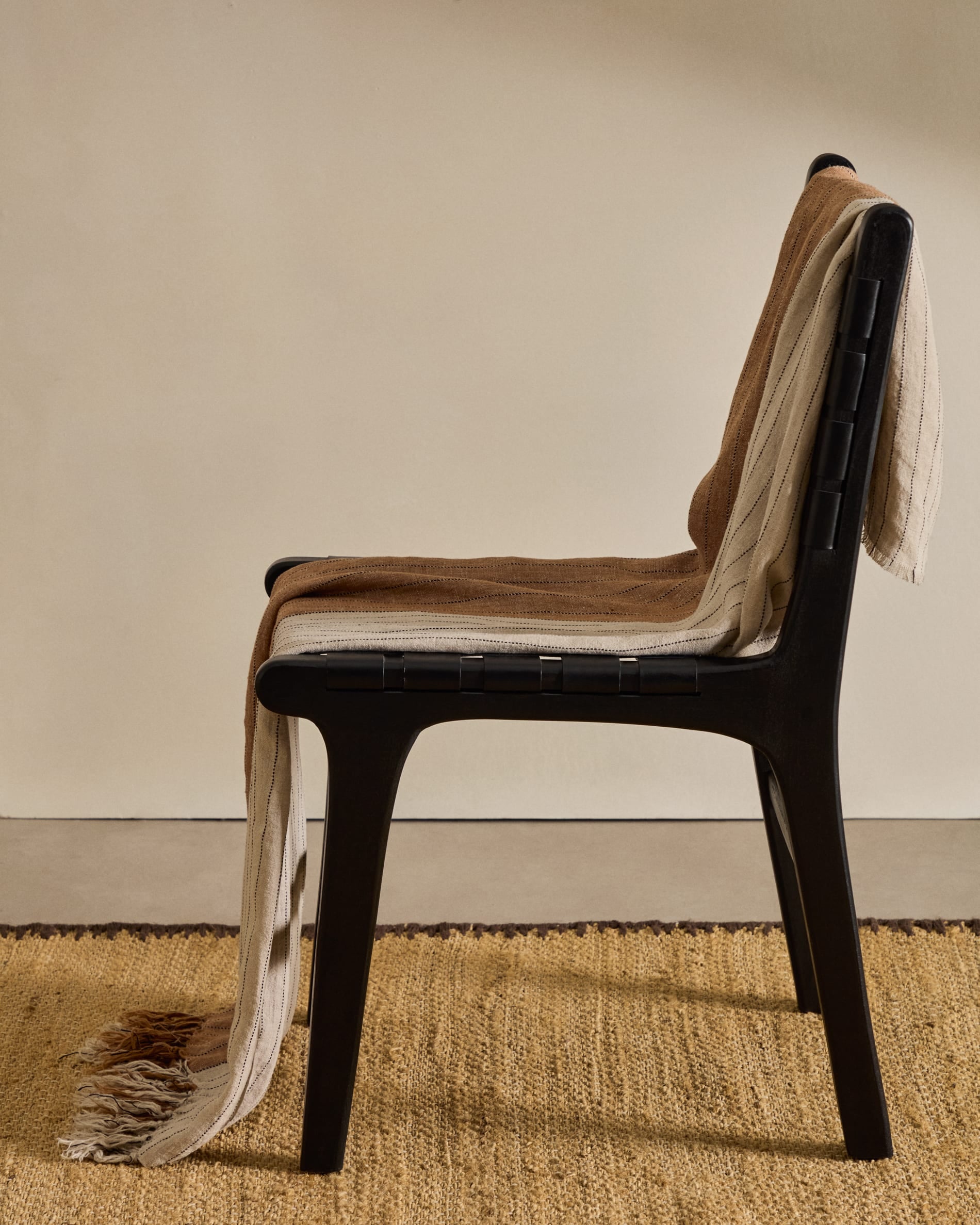 Eleganter Calixta Stuhl: Lederpolsterung, massives Mahagoni, schwarzer Look. Ideal für stilvolle, moderne Einrichtungen.