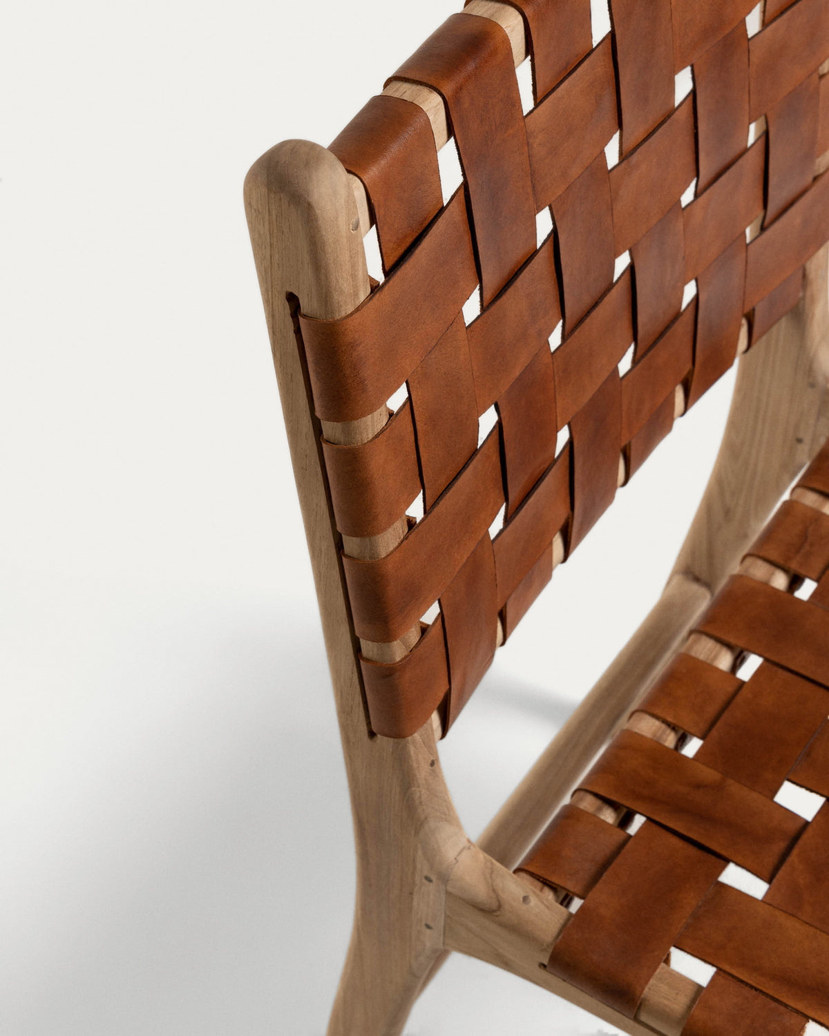 Calixta Stuhl aus Leder und massivem Teak in Natur präsentiert im Onlineshop von KAQTU Design AG. Stuhl ist von Kave Home