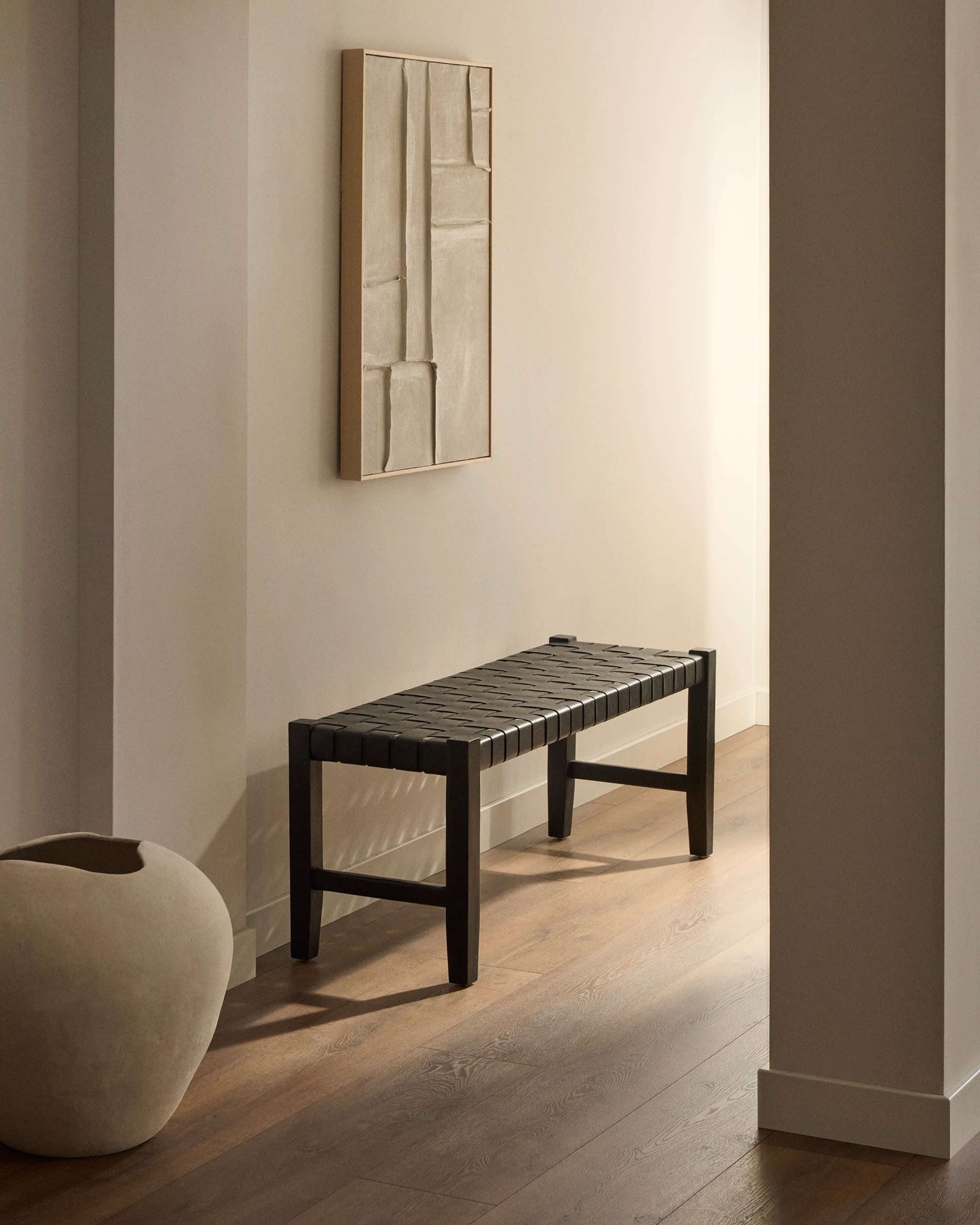 Elegante Calixta Bank aus Leder und massivem Mahagoni, 120 cm, mit schwarzem Finish, ideal für stilvolle Wohnräume.