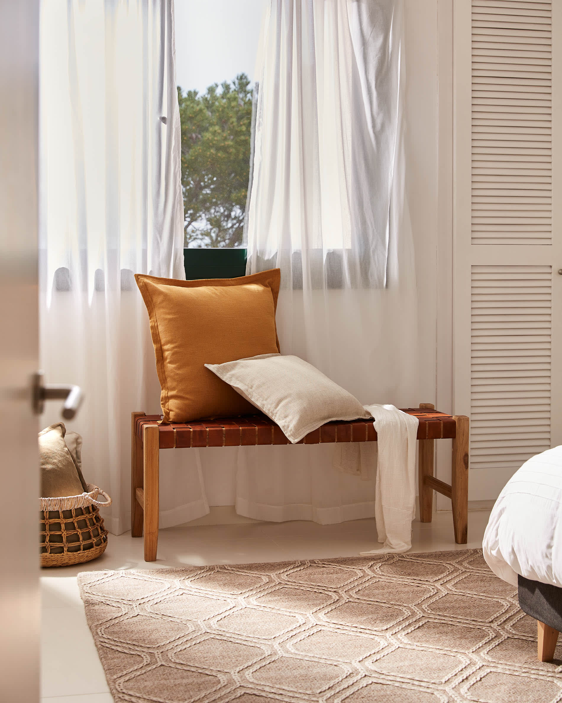 Die Calixta Bank aus massivem Teakholz (120 cm) von Kave Home vereint stilvolles Design mit natürlicher Eleganz und langlebiger Qualität.