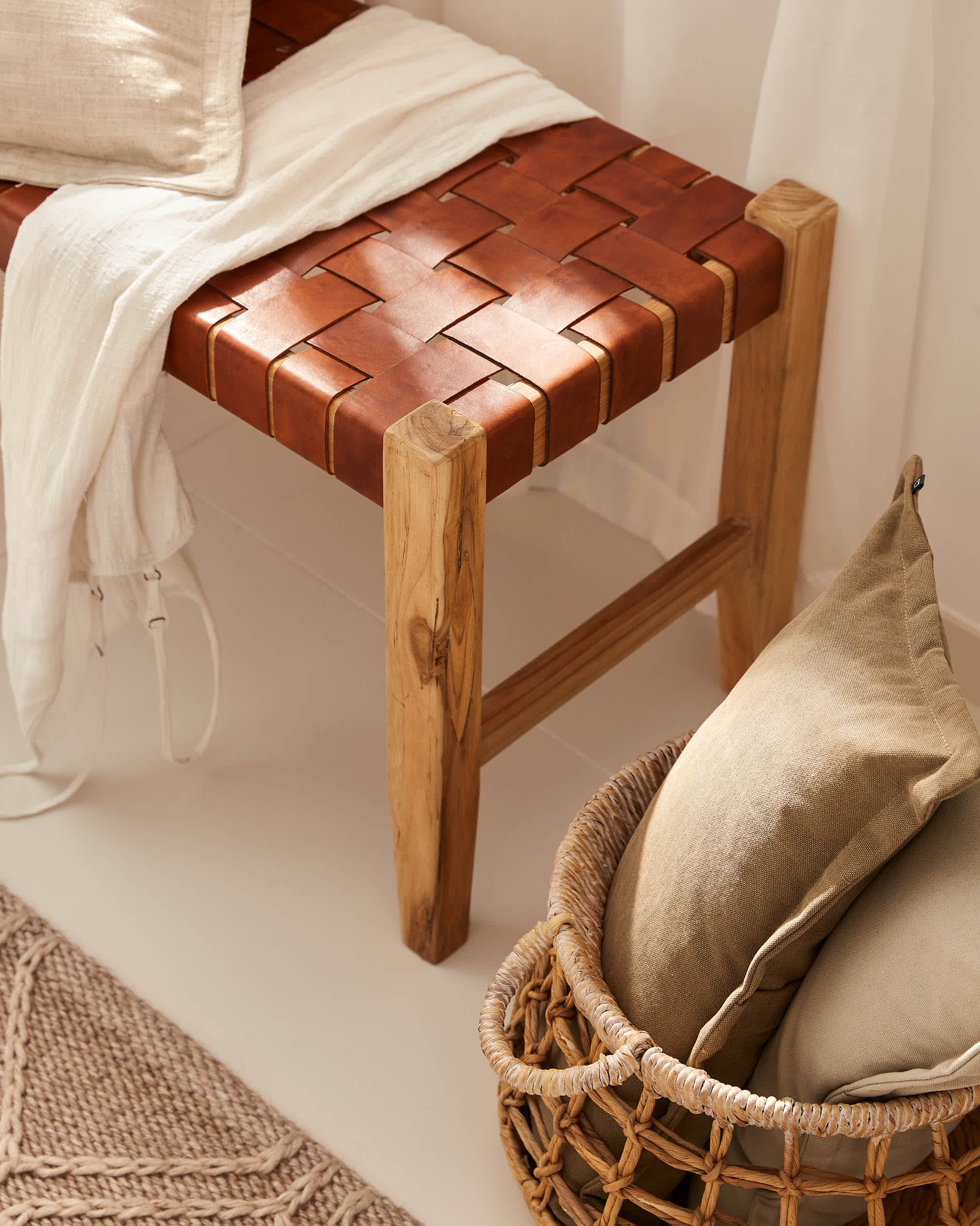 Die Calixta Bank aus Teakholz (120 cm) von Kave Home bietet zeitlose Eleganz, robustes Design und natürliche Schönheit.