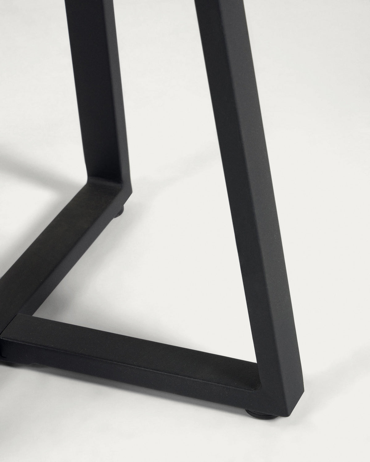 Tella runder Tisch Terrazzo schwarz und Stahlbeine Ø 70 cm in Schwarz präsentiert im Onlineshop von KAQTU Design AG. Esstisch ist von Kave Home