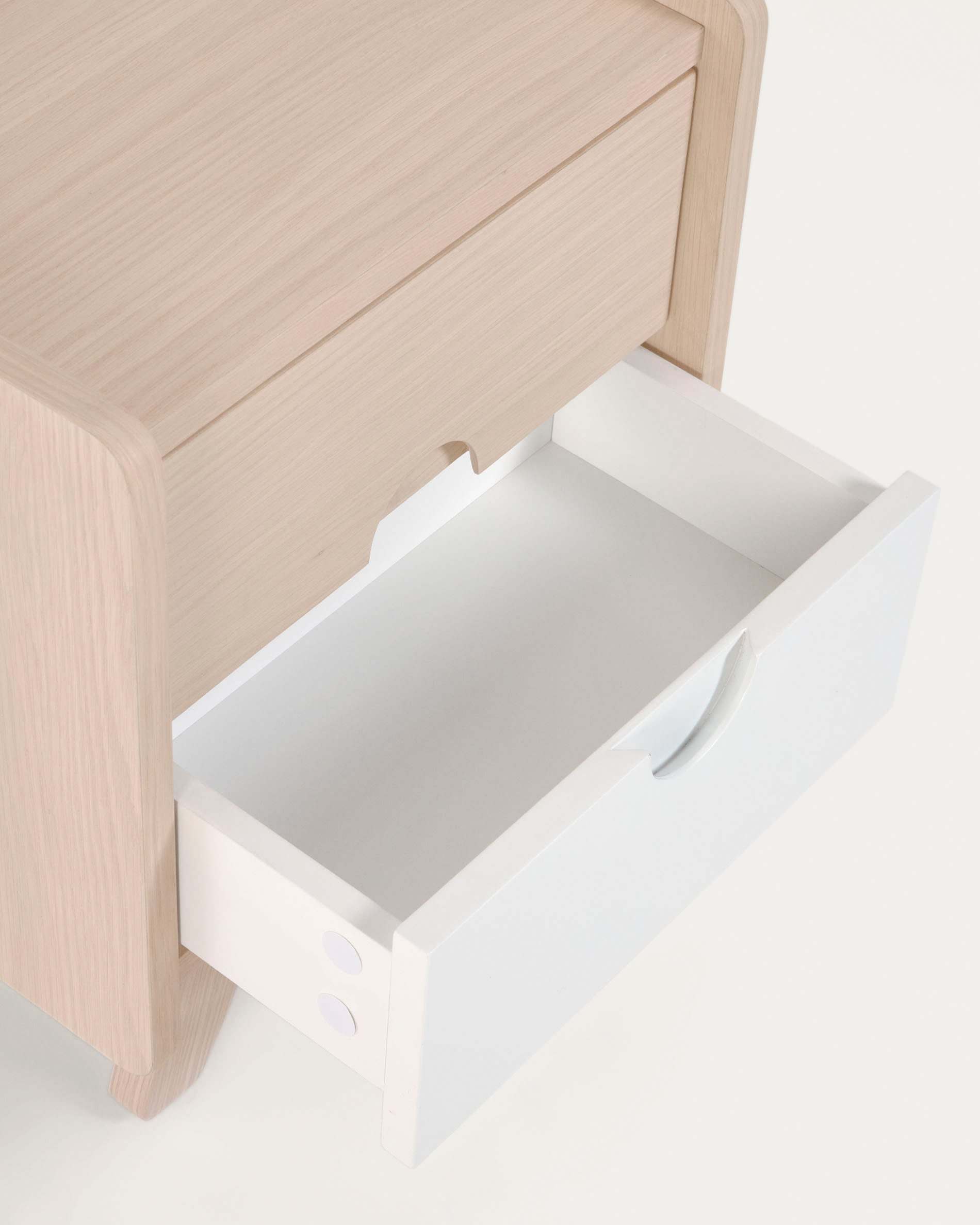 Der Nunila Nachttisch aus Eschenfurnier und massivem Holz bietet eleganten Stauraum und passt perfekt in jedes Schlafzimmer.