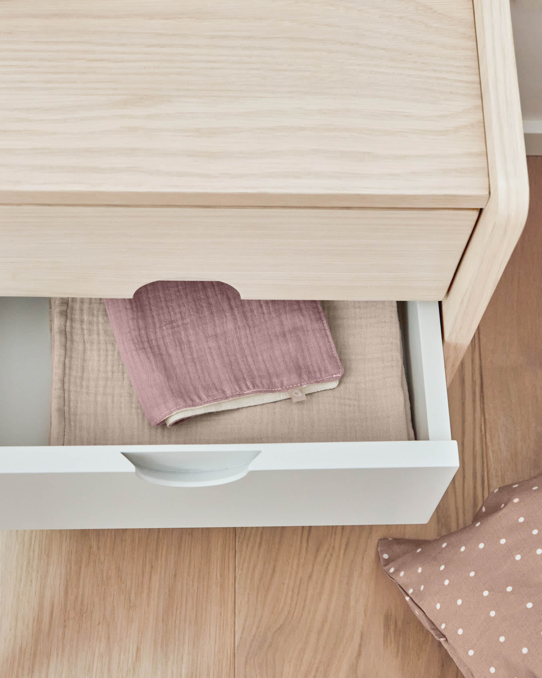 Stilvoller Nachttisch aus Eschenfurnier mit robusten Eschenholzbeinen, 40x47 cm, von Kave Home. Perfekt für moderne Schlafzimmer.