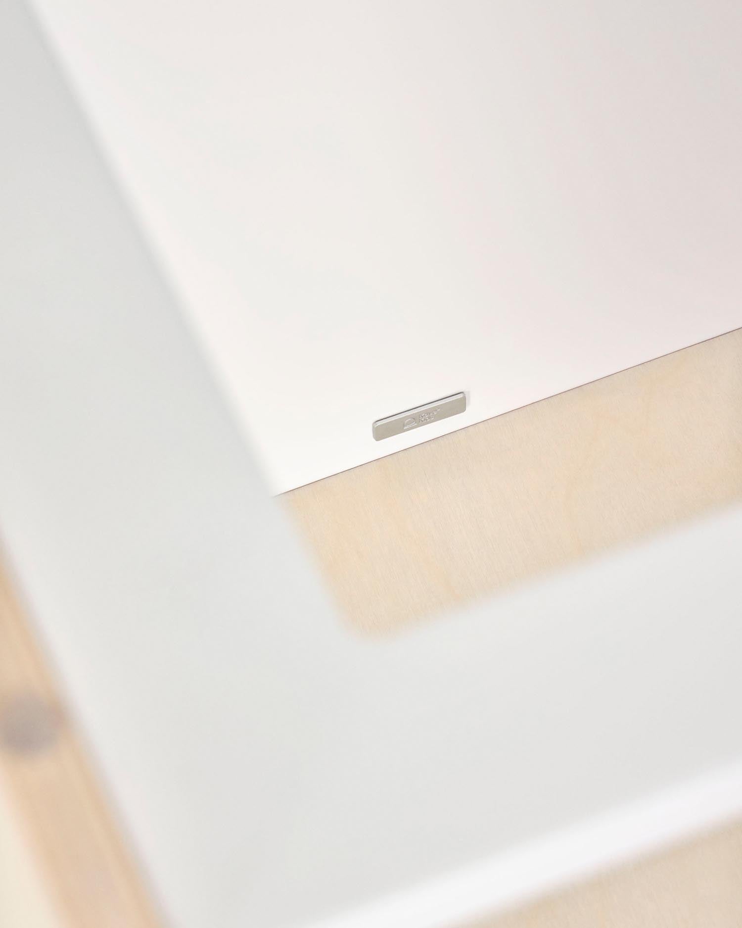 Der Nuun Lernturm aus hochwertigem Birkenfurnier fördert spielerisch die Entwicklung deines Kindes und bietet eine sichere Lernumgebung.