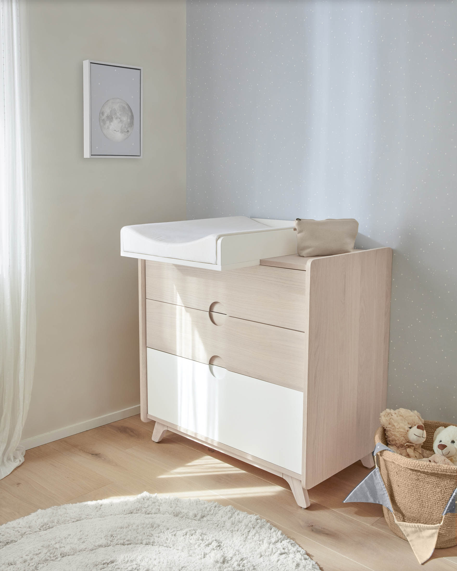 Eleganter Wickelaufsatz aus weissem MDF, passend für Nunila-Kommode, robust, pflegeleicht und stilvoll für jedes Kinderzimmer.