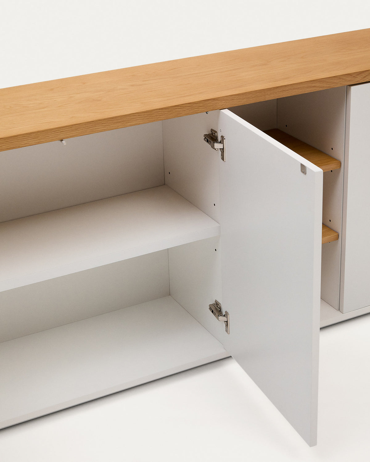 Abilen Sideboard 3 Türen aus Eichenfurnier und weisser Lackierung 180 x 75 cm FSC 100% in Weiss, Natur präsentiert im Onlineshop von KAQTU Design AG. Sideboard ist von Kave Home