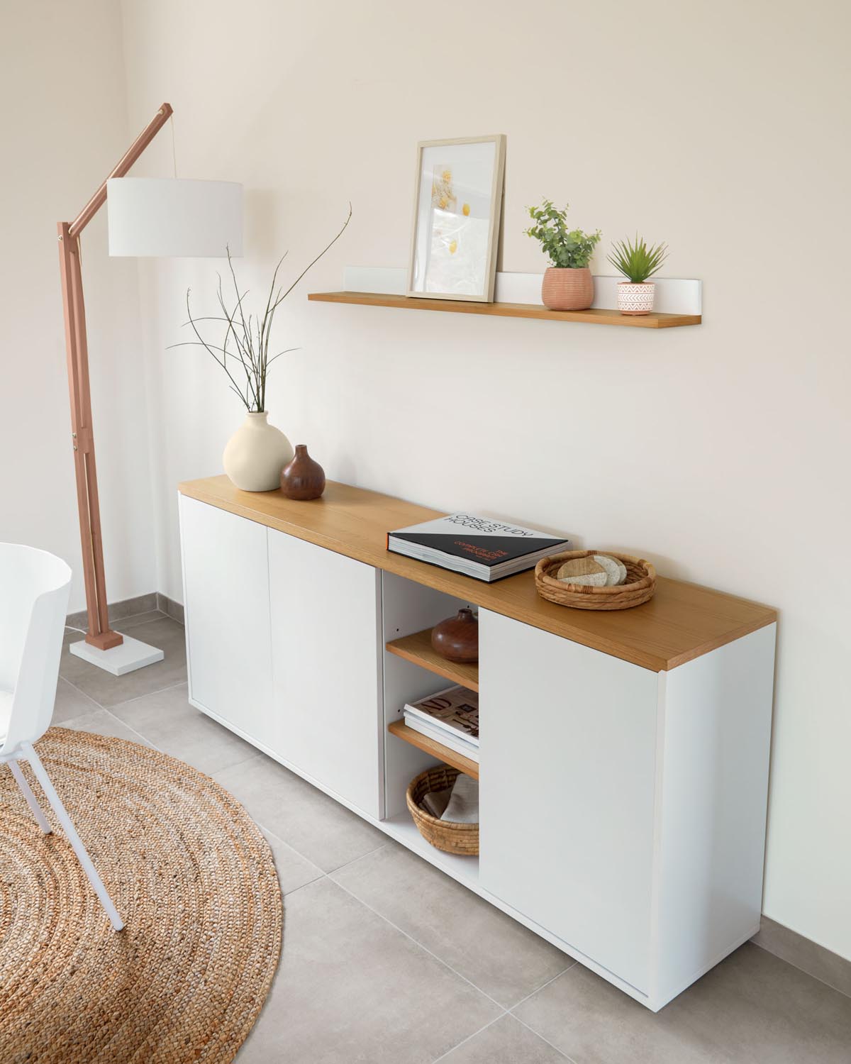 Modernes Abilen Sideboard von Kave Home mit drei geräumigen Türen.