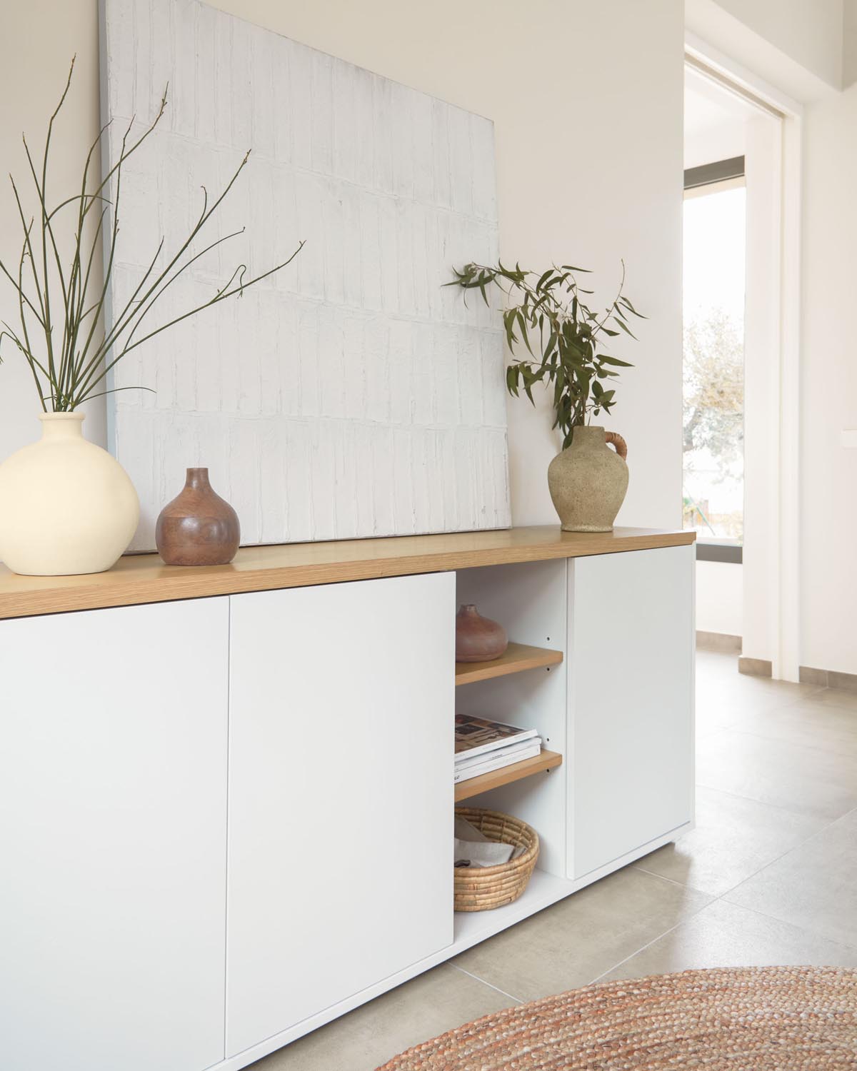 Stilvolles Abilen Sideboard von Kave Home mit drei Türen.