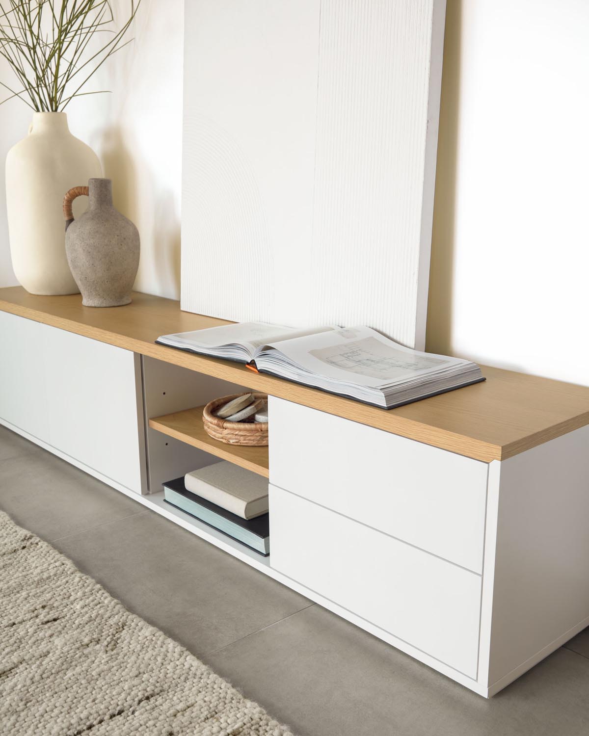 Stilvoller Abilen TV-Schrank mit viel Stauraum von Kave Home.