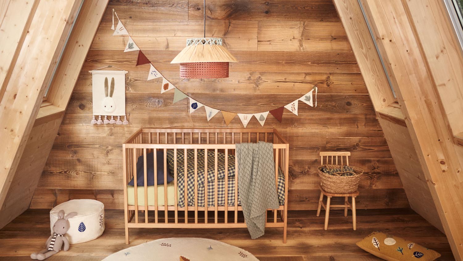 Der Kinderstuhl Tressia aus massivem Kautschukholz vereint Sicherheit und Stil. Ideal für kreative Momente im Kinderzimmer.