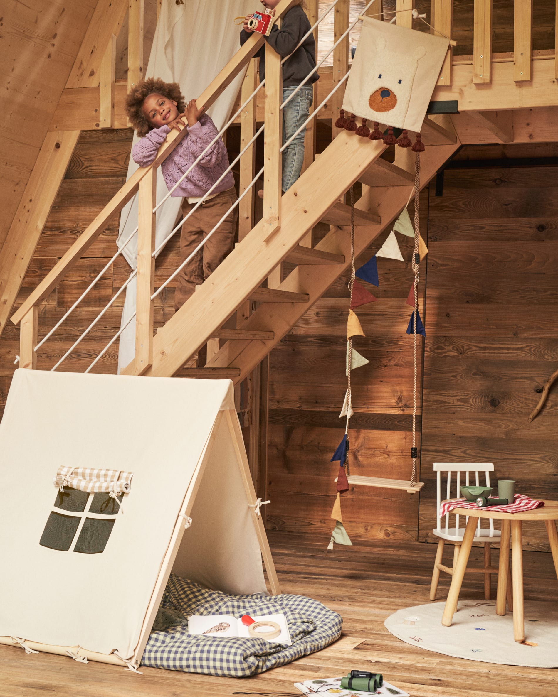 Der Kinderstuhl Tressia aus robustem Kautschukholz bietet Komfort und Sicherheit für kleine Abenteurer. Perfekt für jedes Kinderzimmer!