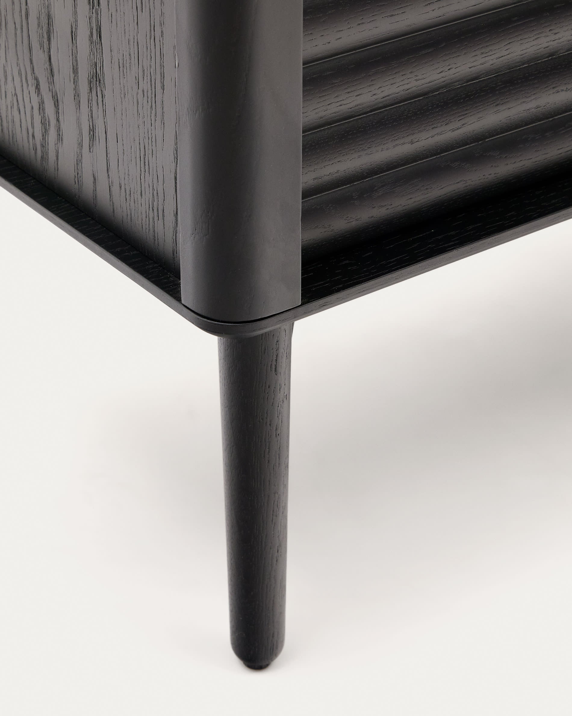 Hochwertiges Highboard Lenon aus Eiche, 200x86cm, mit 3 Türen und 3 Schubladen. Stilvolles Design trifft auf nachhaltige Materialien.